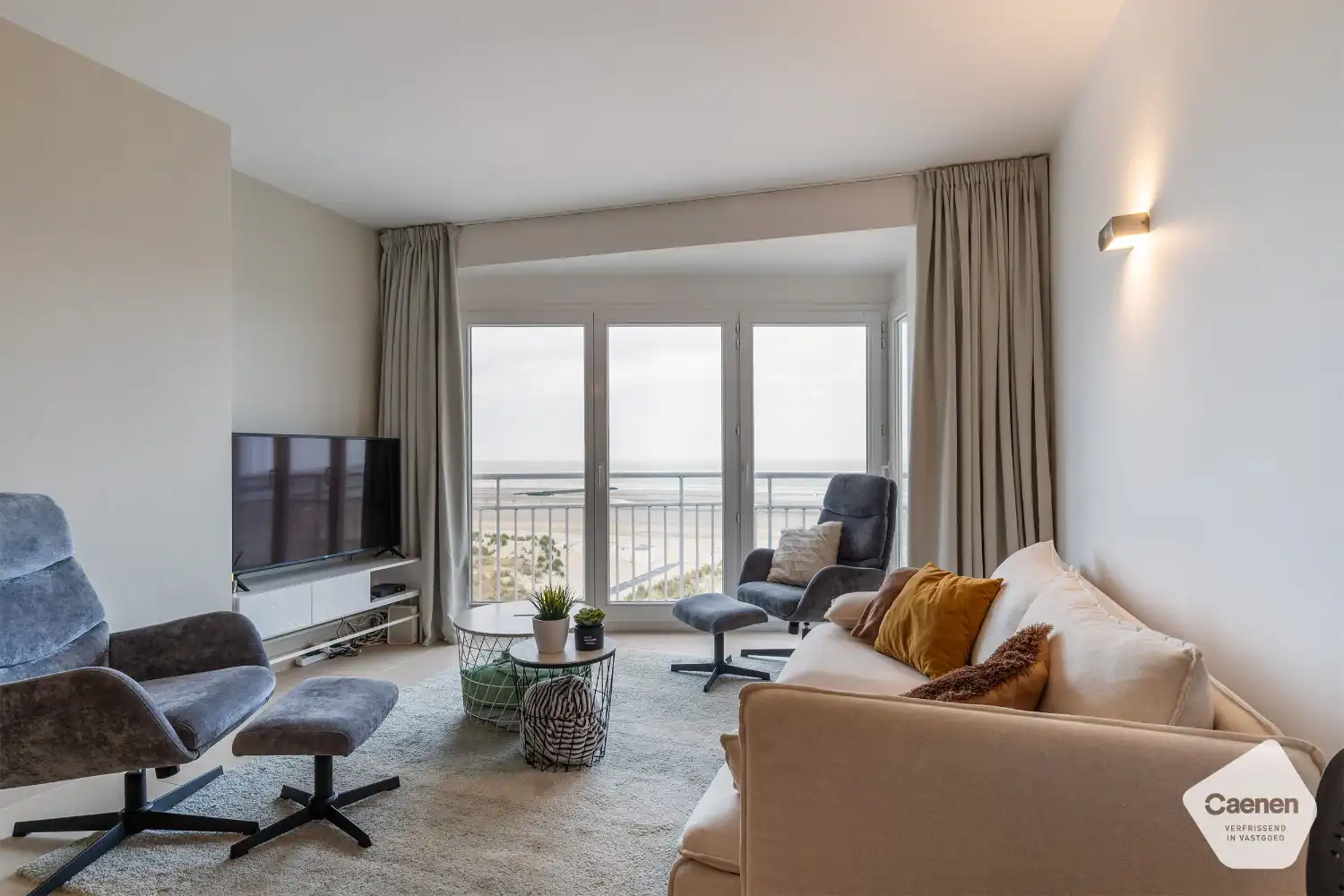 Modern tweeslaapkamerappartement met frontaal zeezicht foto 2