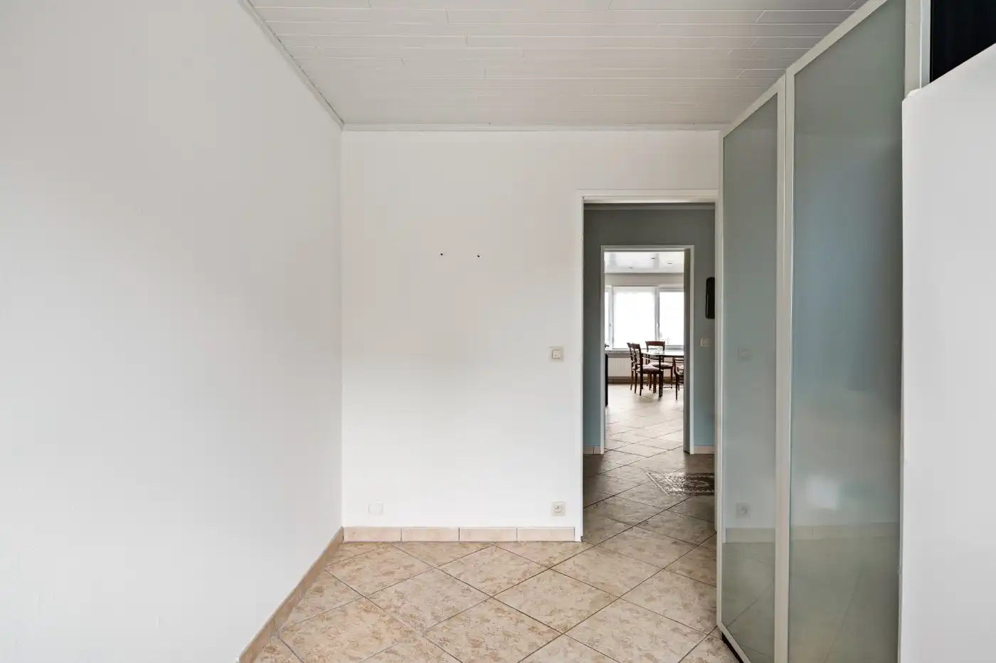 Keurig gelijkvloers appt. met 2 slpk., terras, voortuintje en garagebox foto 15