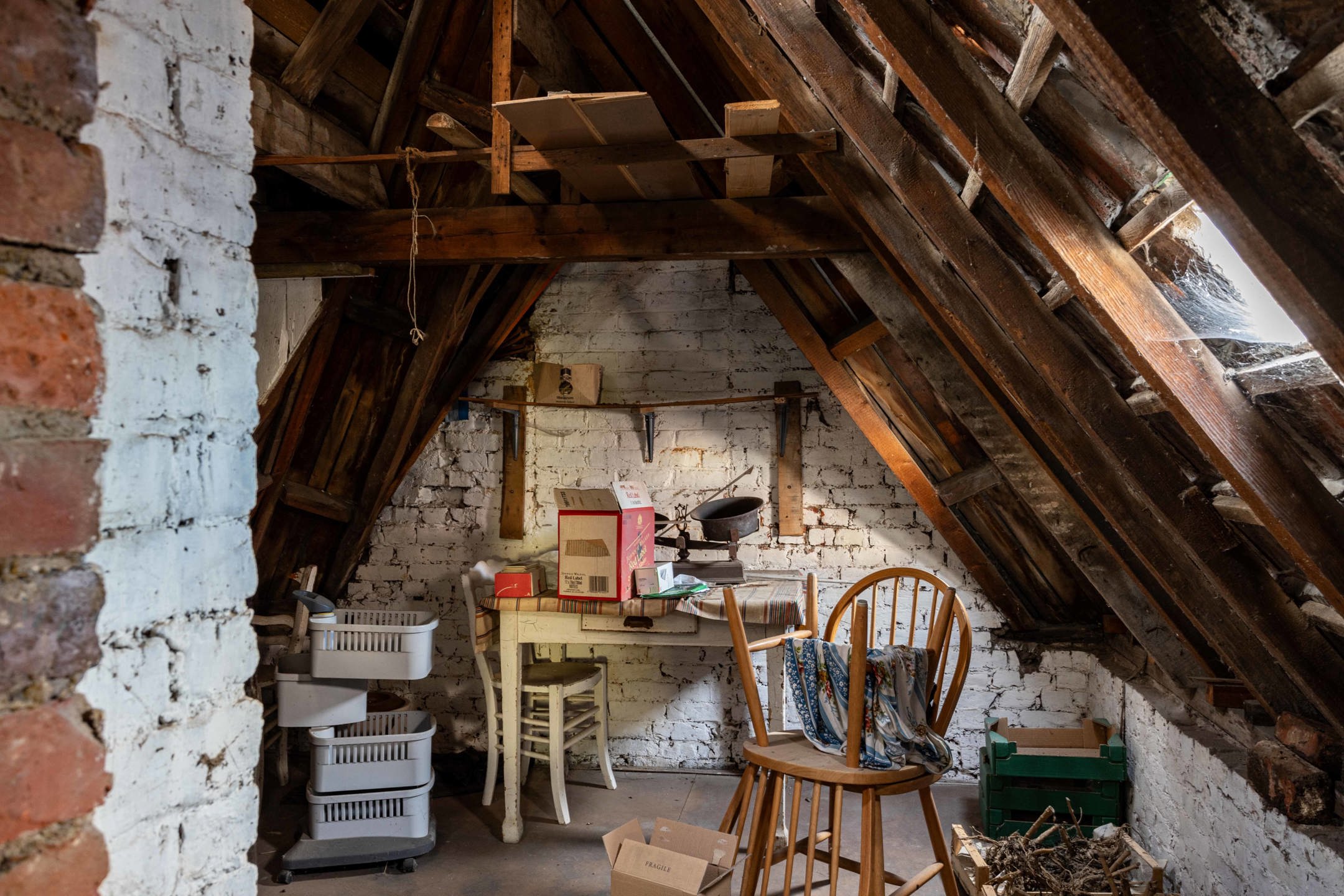  Verassend ruime, te renoveren woning in Ronse foto 20