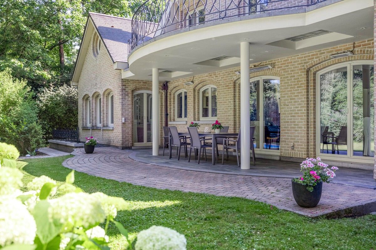 Exclusieve, royale villa in prestigieuze villawijk te Maasmechelen foto 3