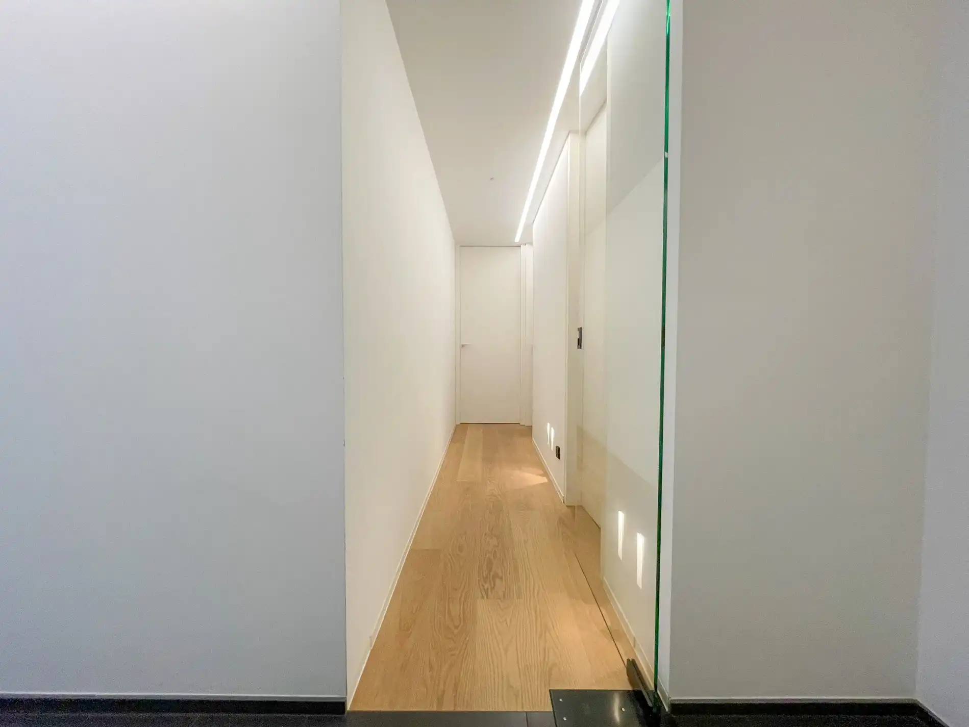 Uitzonderlijk, luxueus afgewerkt hoekappartement met frontaal zeezicht. foto 26