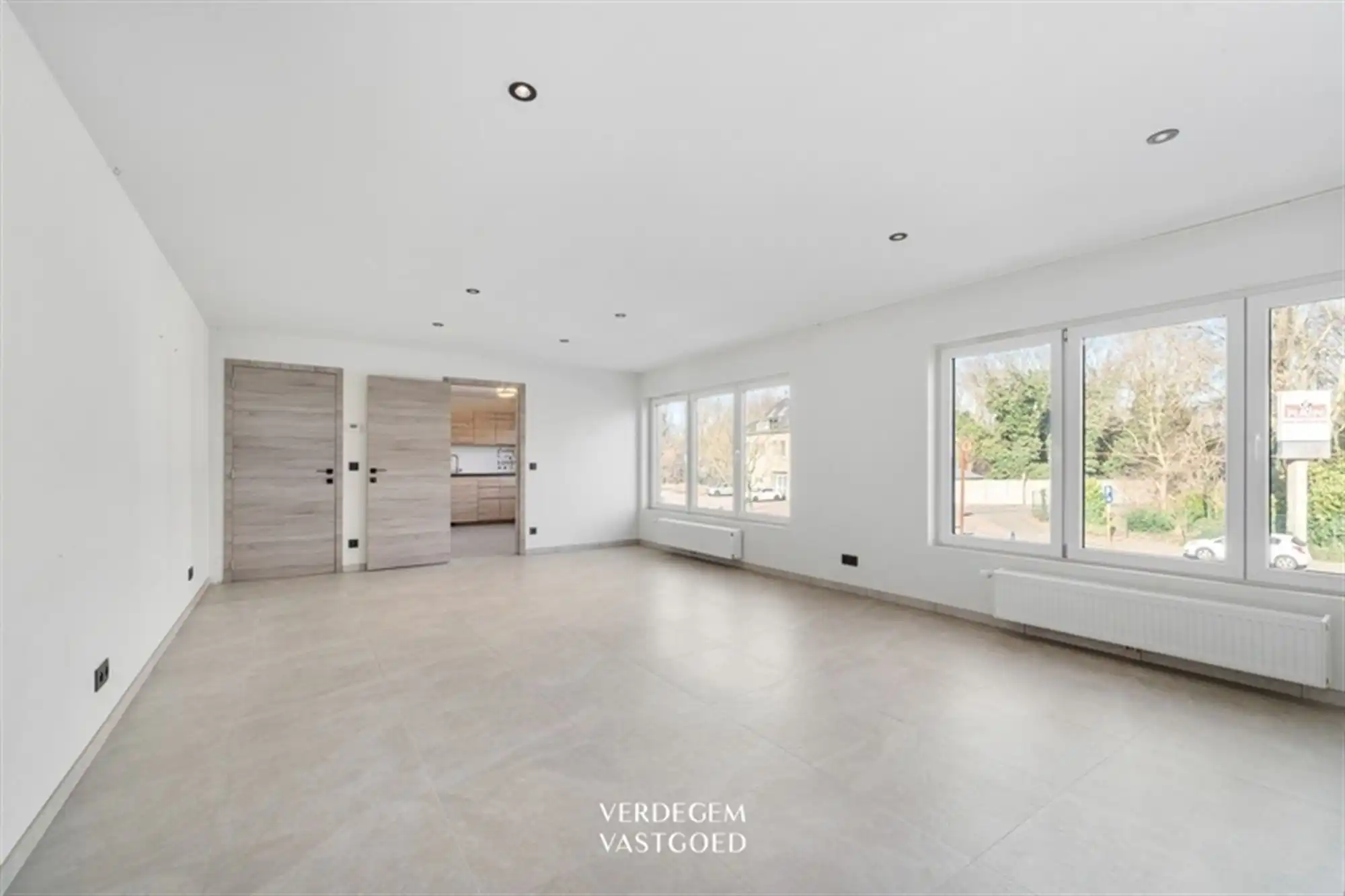 Handelsruimte (284m²) met zonnig appartement (100m²) op strategische ligging foto 4