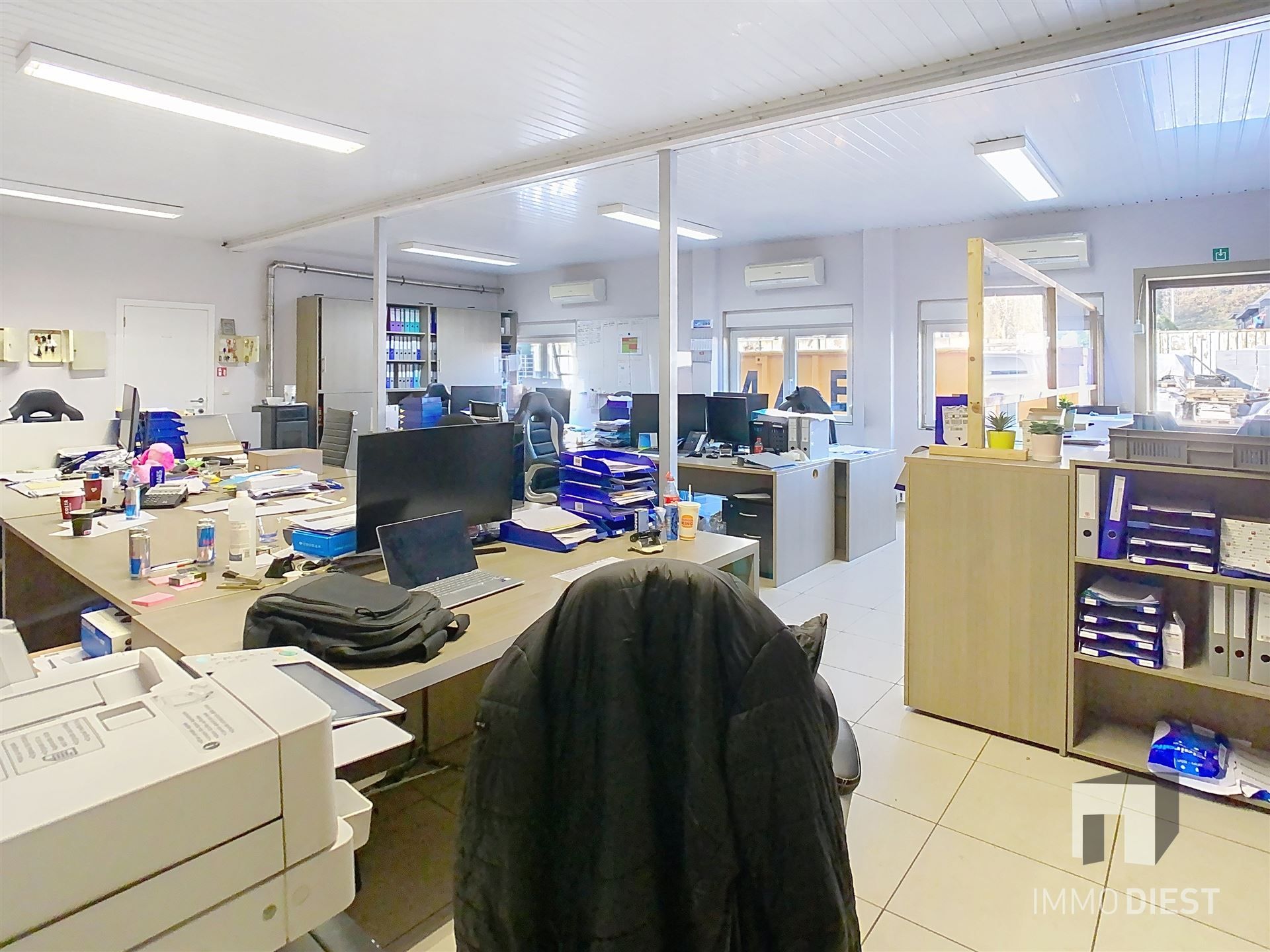 Industrieel gebouw met magazijnen en burelen foto 7