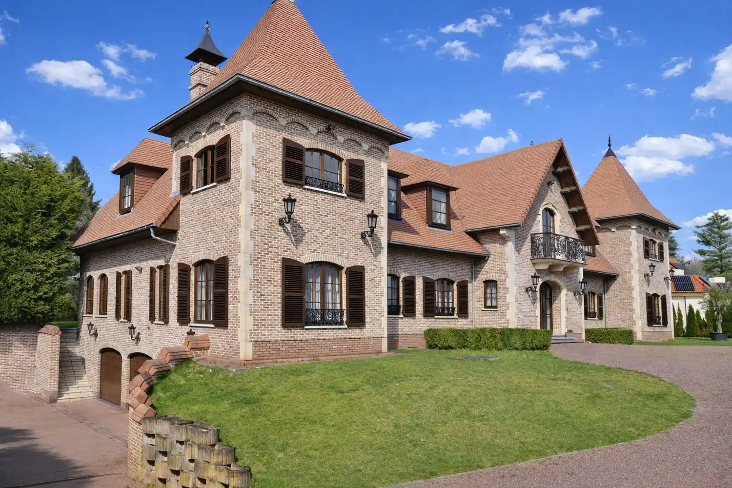 Magnifieke kasteelvilla met binnenzwembad, uniek gelegen in villawijk “Goudkust”, omringd door natuur, rust en optimale privacy foto 2