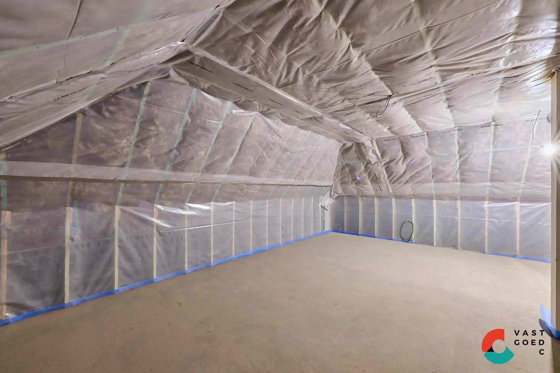 Nieuwbouwwoning in pastorijstijl met aangelegde tuin foto 11