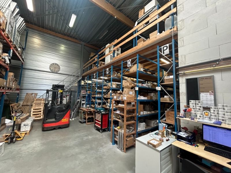 Moderne KMO-unit met 299 m² kantoren en 324 m² magazijn – nabij R4 foto 15
