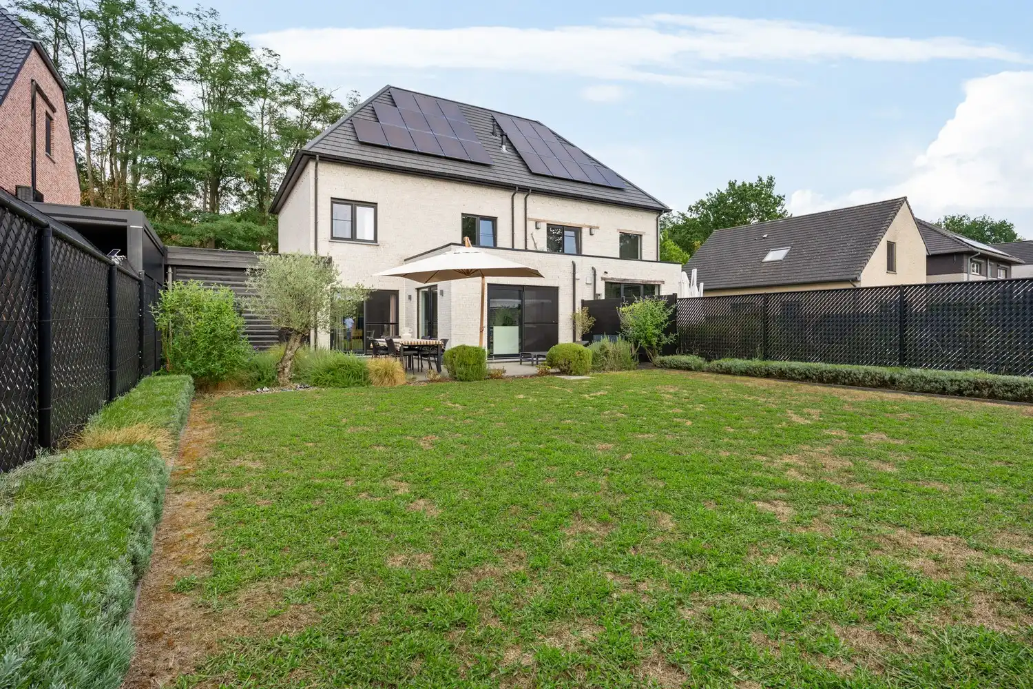 Half open bebouwing in een rustige wijk met 4 à 5 slaapkamers! foto 2