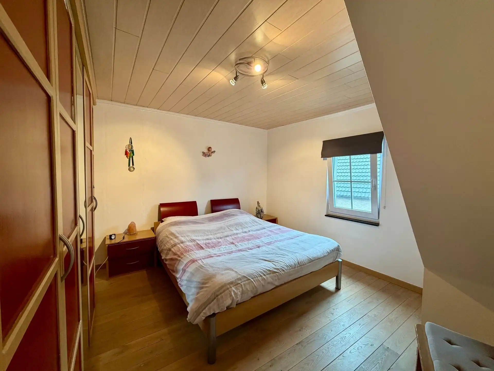 Charmante gezinswoning met 3 slaapkamers, afgewerkte zolder, garage en een unieke ligging. foto 16
