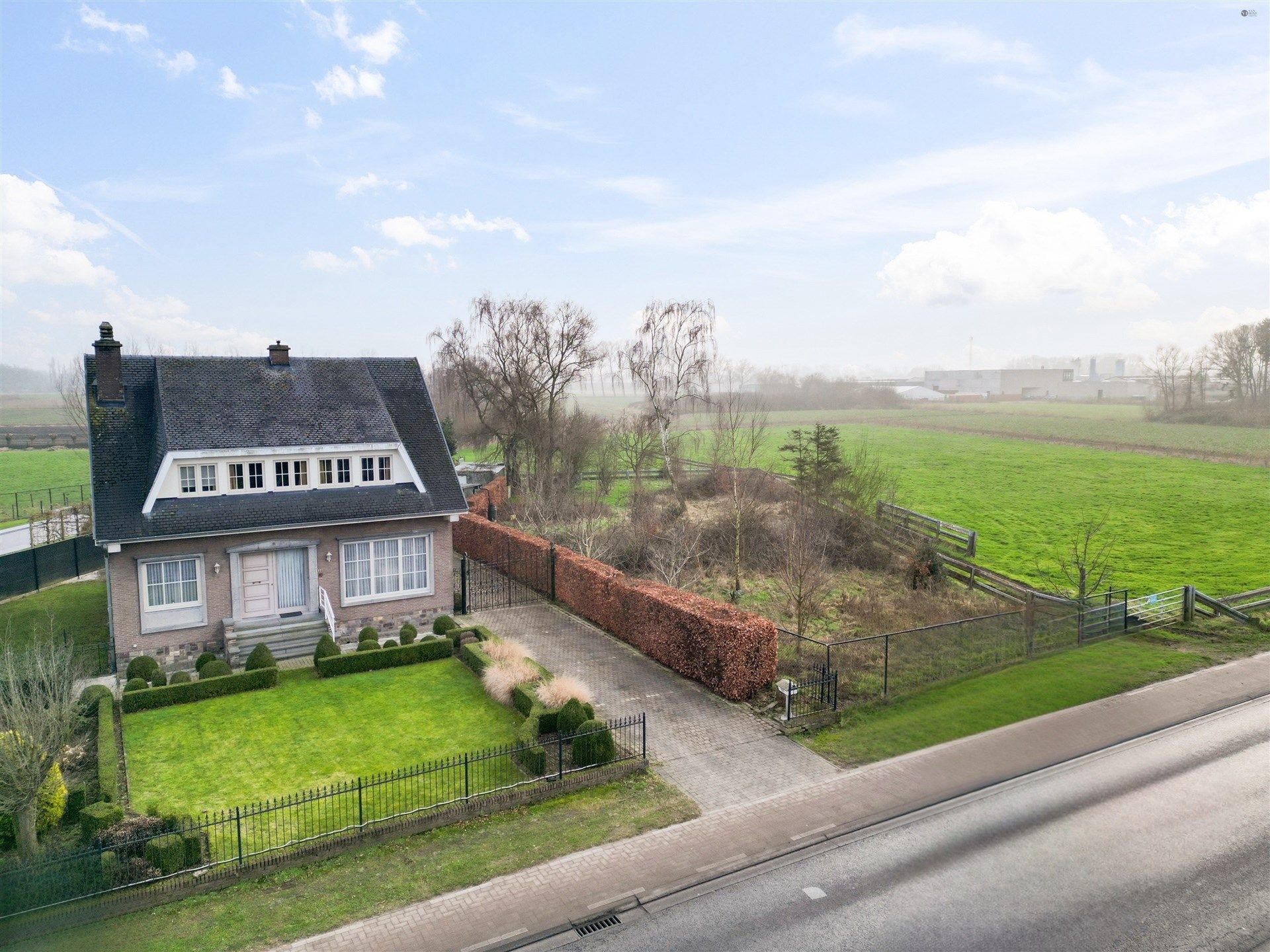 Open bebouwing met uitzicht over weides op 1.034m² grond foto 2