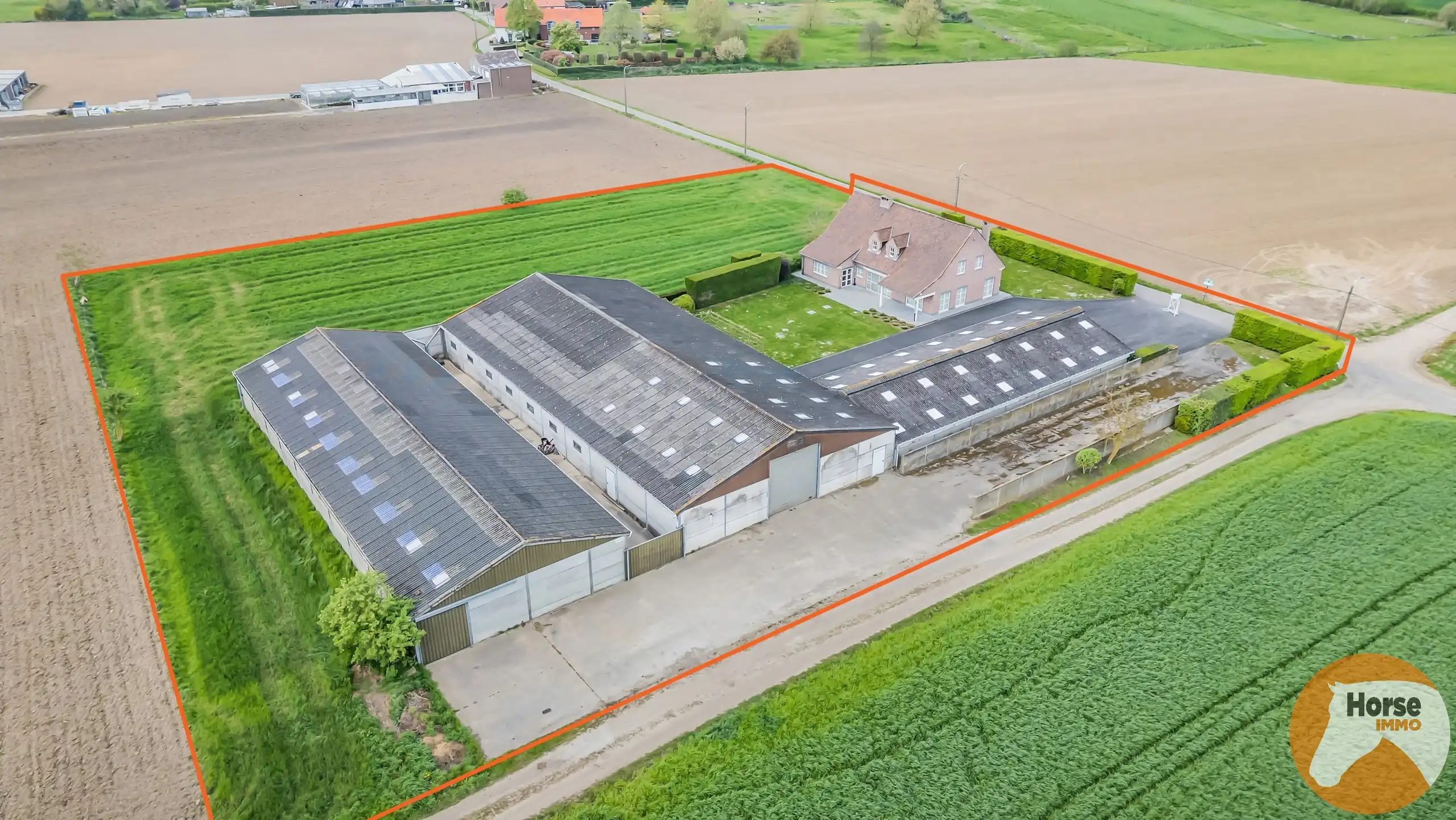 MEISE  – Landelijke woning met 3 loodsen op prachtig perceel foto {{pictureIndex}}