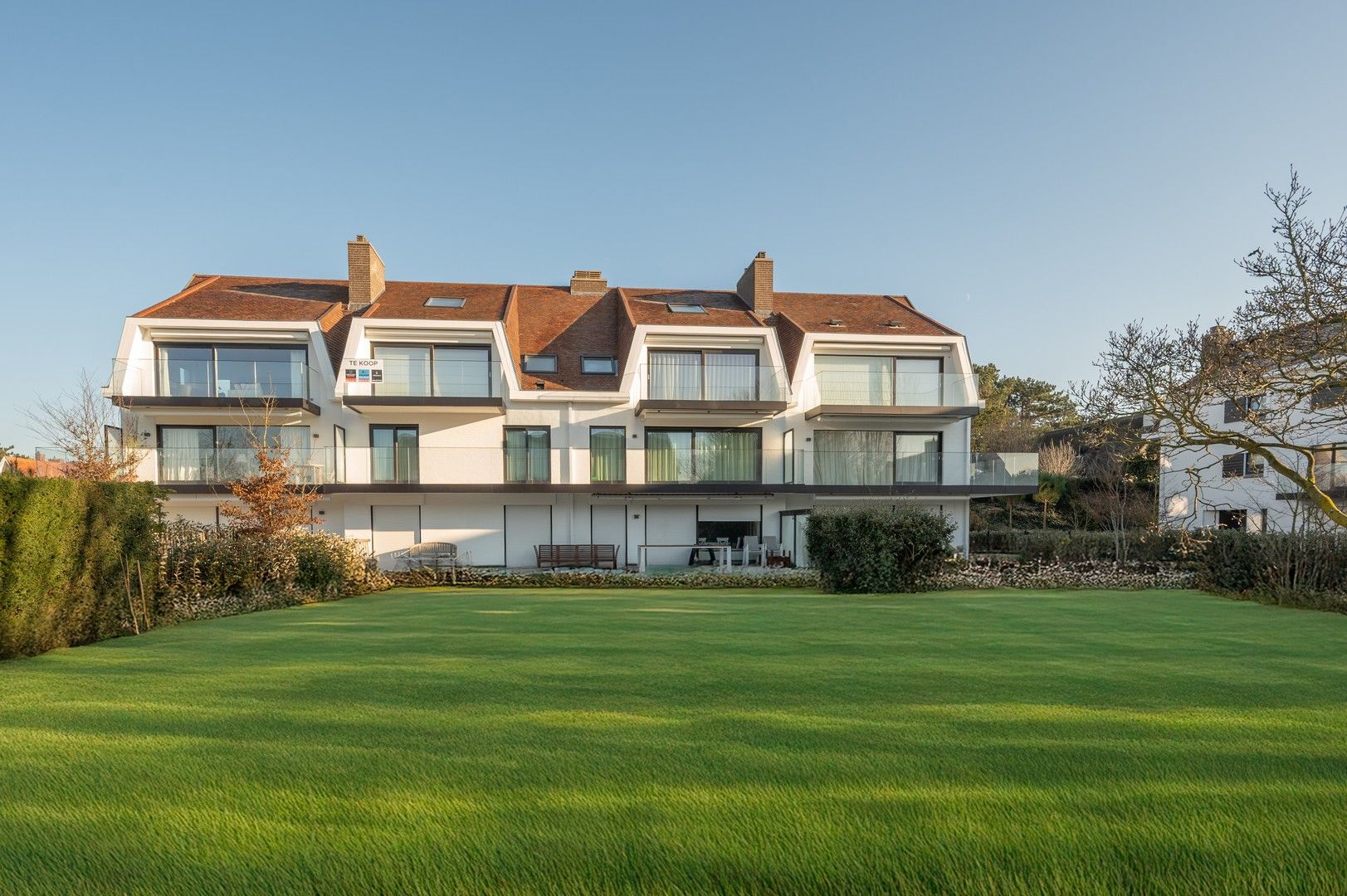 Zonnig gerenoveerd appartement met zuidwest gericht terras en open zicht op wandelafstand van het strand in hartje Zoute. foto 5