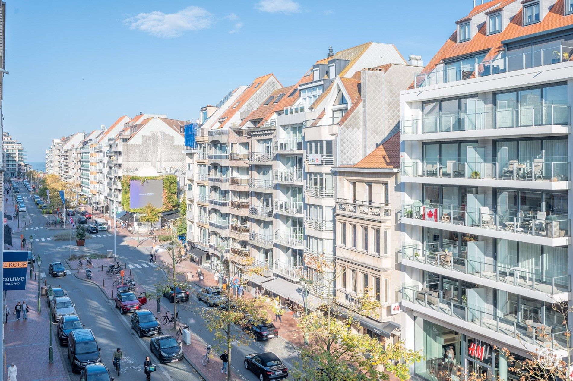 Uniek gerenoveerd appartement met een prachtige gevelbreedte centraal gelegen op de Lippenslaan te Knokke.  foto 8