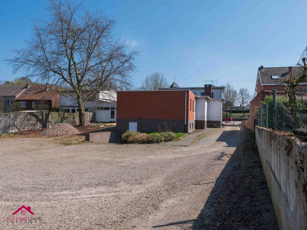 Half vrijstaande woning met garage foto 13
