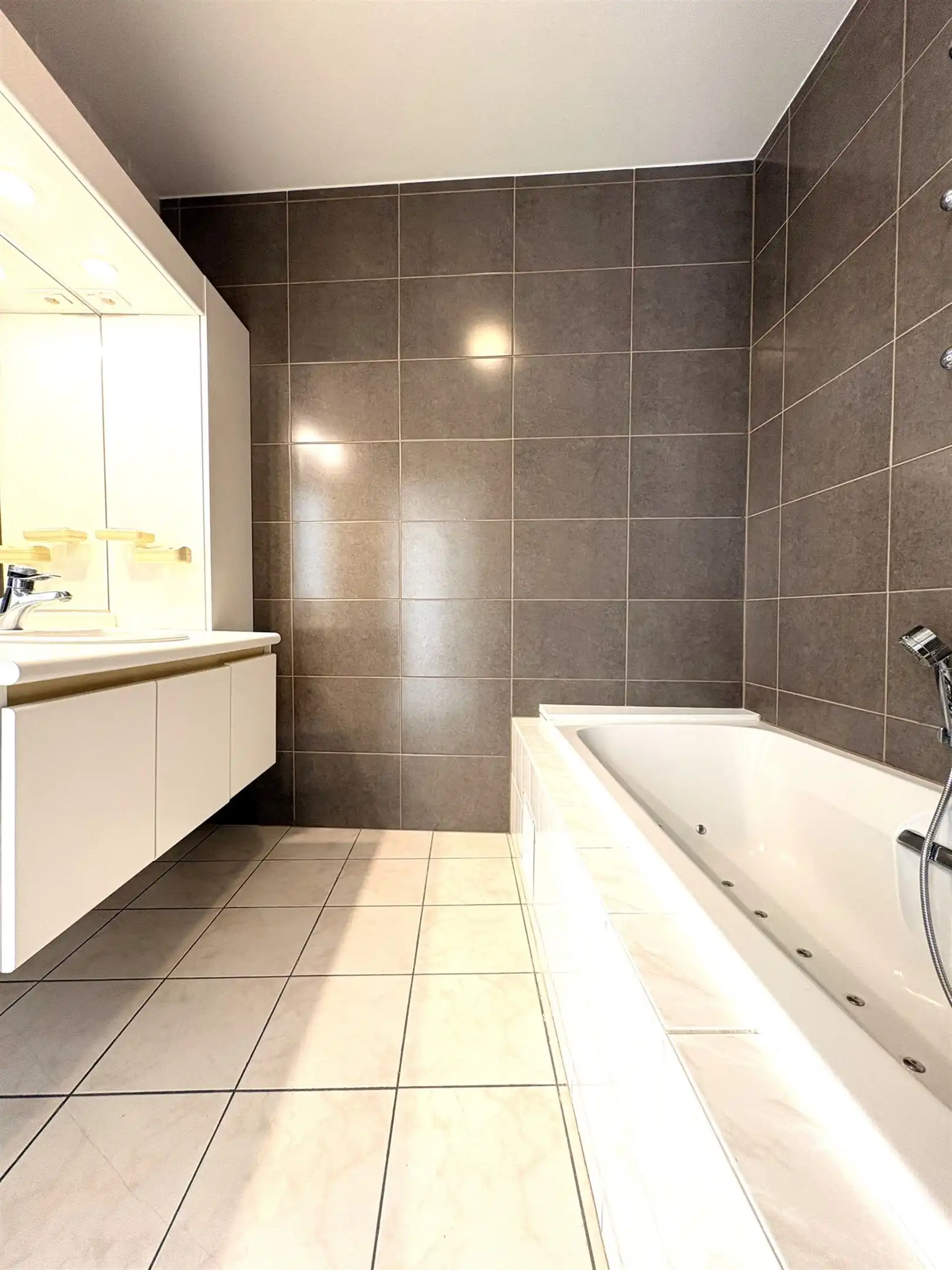 Volledig gerenoveerd gelijkvloers appartement foto 16