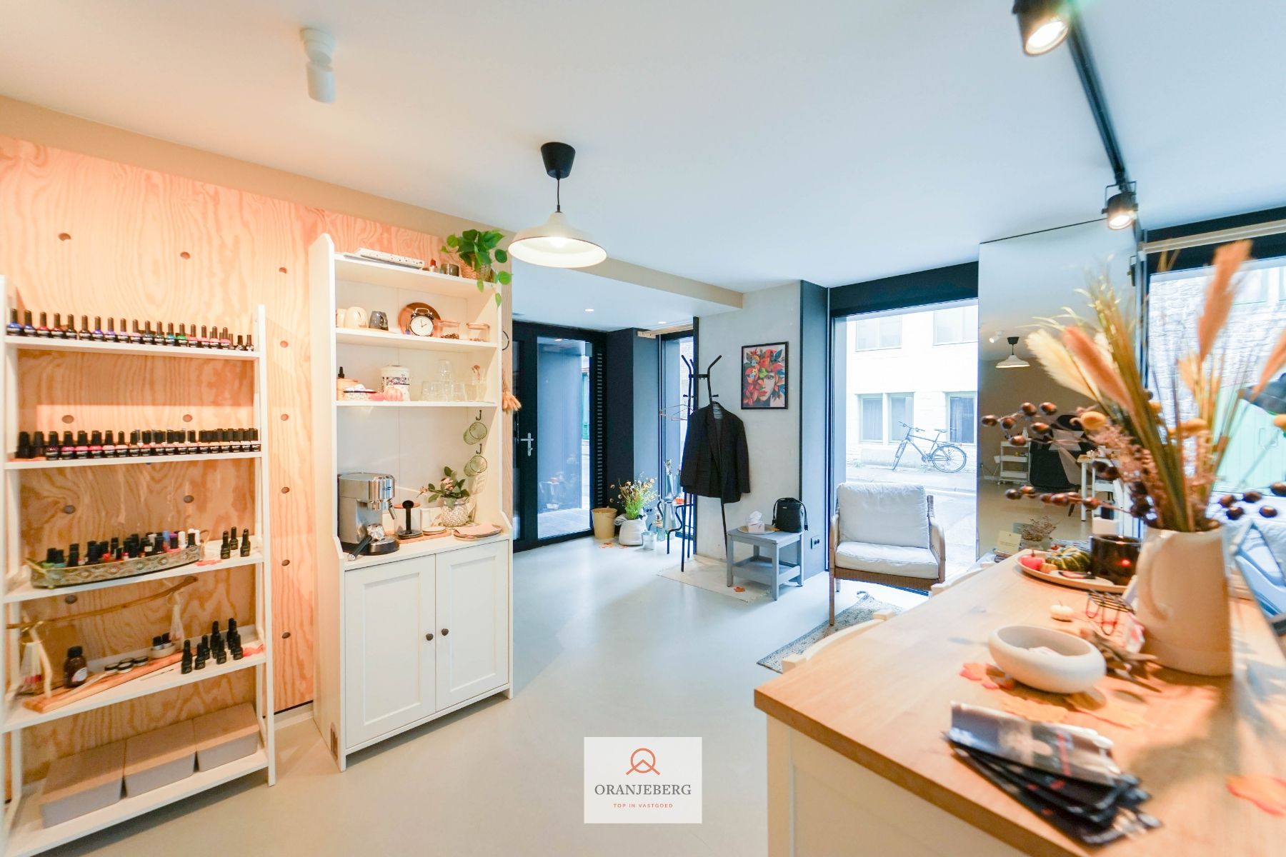 Hoekwinkel te huur vlakbij Vrijdagmarkt foto 18