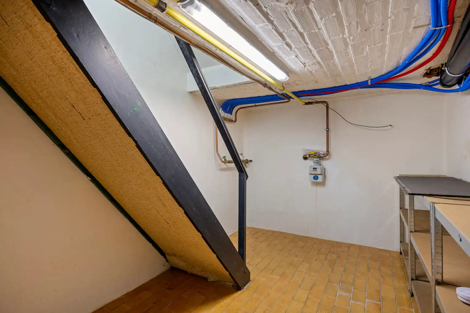 Gerenoveerde gezinswoning met ruime opslagplaats foto 11