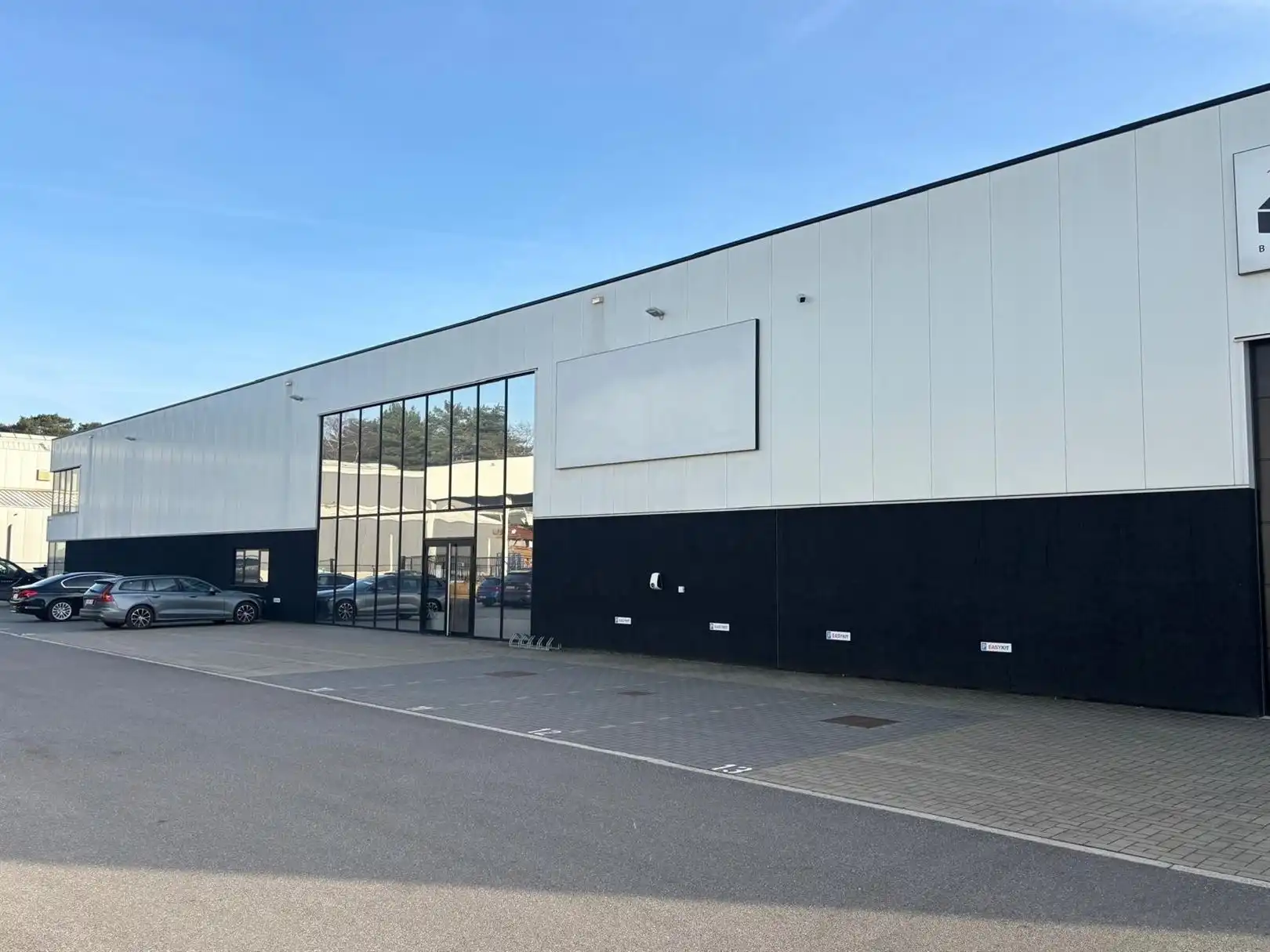 Te Huur Showroom + Magazijn foto {{pictureIndex}}