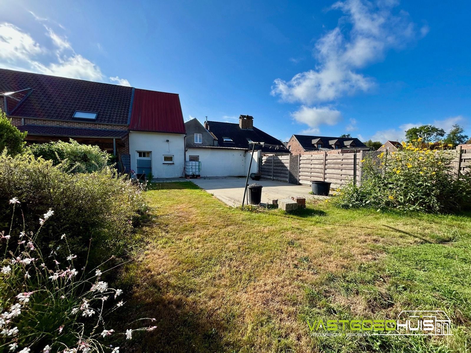 Karaktervolle, te renoveren gezinswoning met tuin foto 26