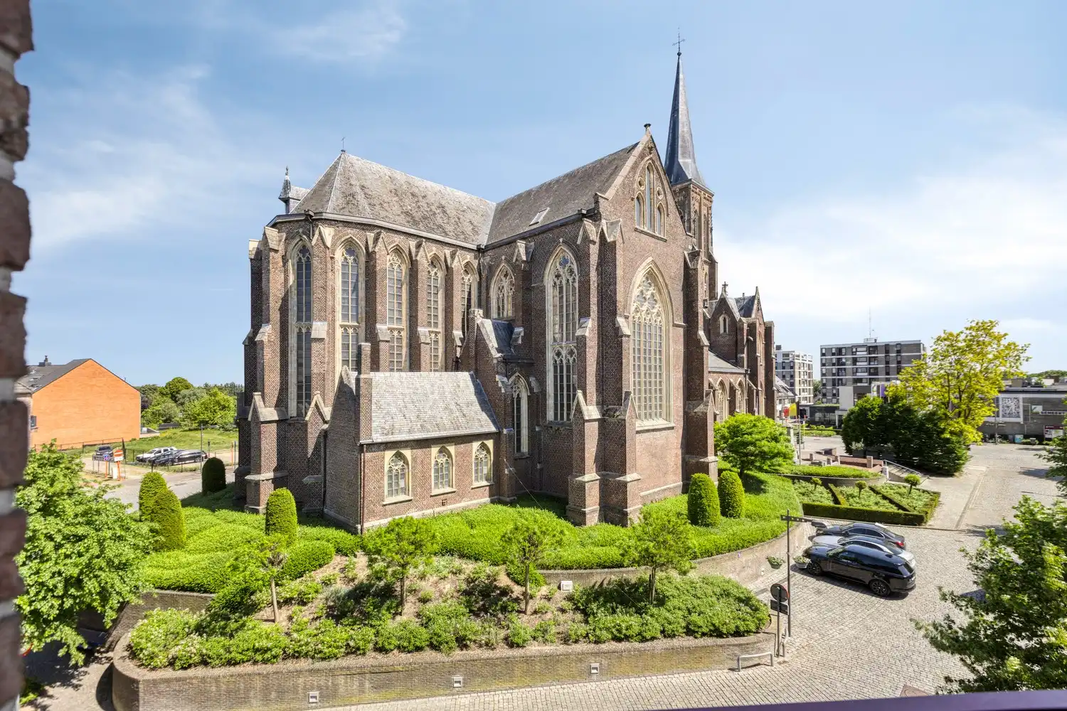 Unieke investeringskans: ruim en lichtrijk appartement met 3 slaapkamers in hartje Lanaken foto 2