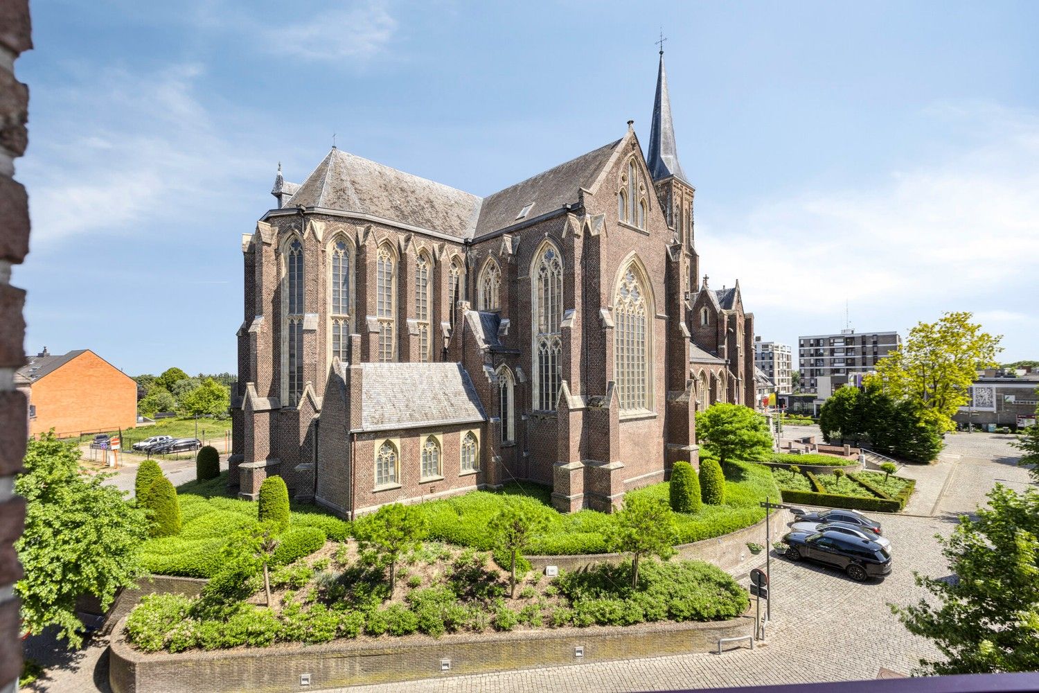 Unieke investeringskans: ruim en lichtrijk appartement met 3 slaapkamers in hartje Lanaken foto 2