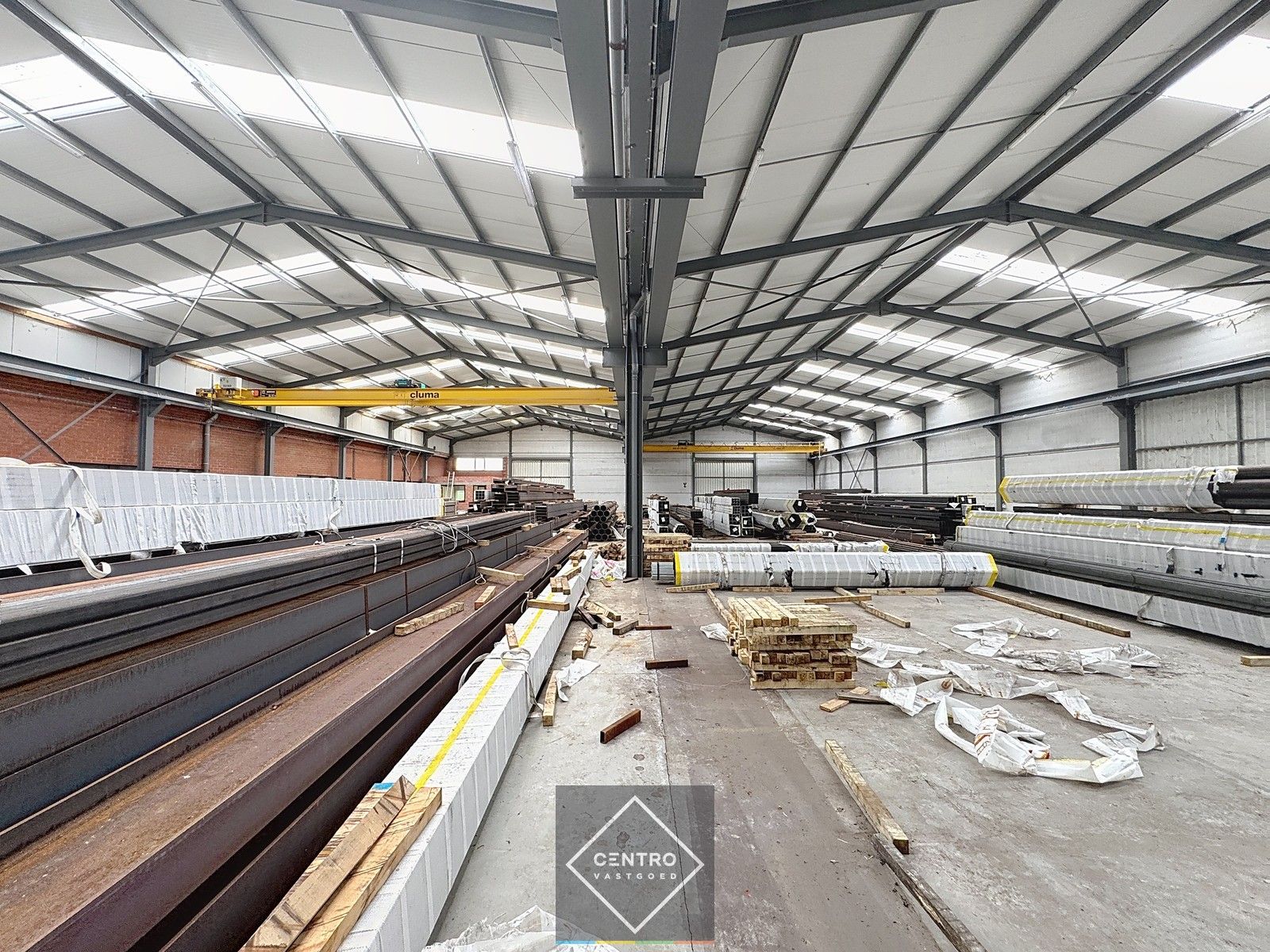 Instapklare MAGAZIJNEN (1.500m²), voorzien van 2 ROLBRUGGEN (5 ton) en geïntegreerde KANTOORRUIMTE met sanitaire voorzieningen. Op ambachtelijke zone te Wingene! foto 5