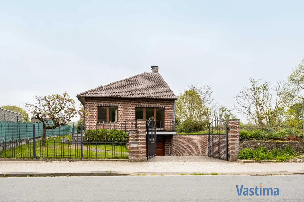 Hoofdfoto van de publicatie: Ruime halfopen bungalow met grote kelder, 3 slaapkamers en zonnige tuin