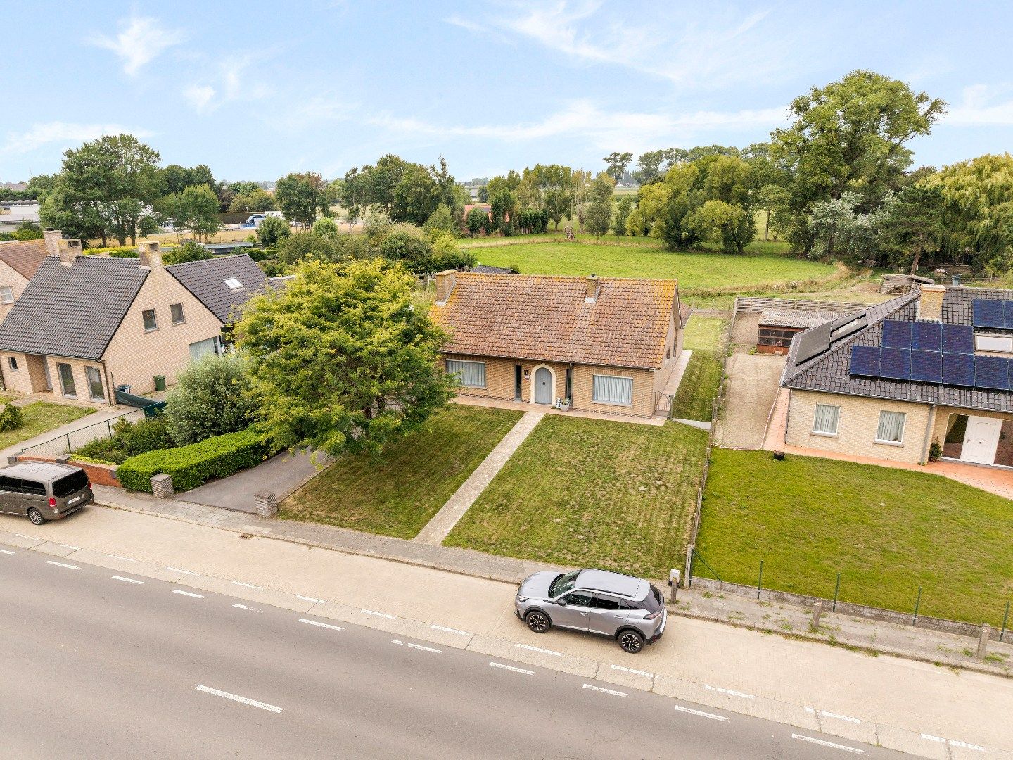 Ruime woning met 3 slaapkamers, ruime tuin en garage. foto {{pictureIndex}}