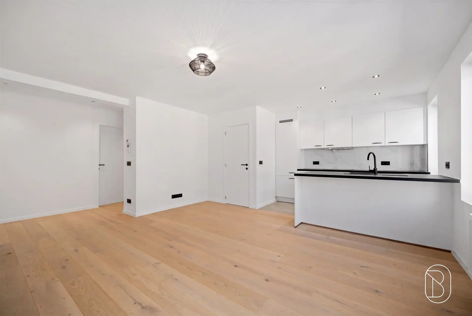 Gerenoveerd appartement met terras en garage in Wevelgem foto 4
