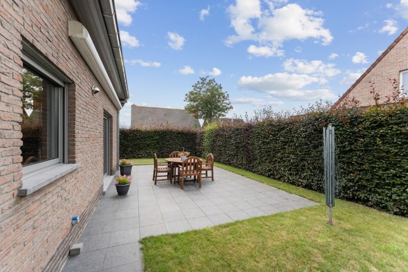 Hooglede. Zeer verzorgde gelijkvloerse villa met 3-4 slaapkamers, dubbele garage en kleine bergloods. Uiterst rustig gelegen overal dichtbij op een prachtige locatie! Ideaal voor bewoners met  extra bergruimte. foto 13