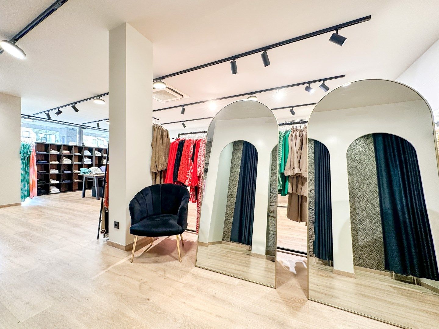 Instapklaar handelspand, te huur als pop-up voor uw commerciële droom, Veldegem. foto 4