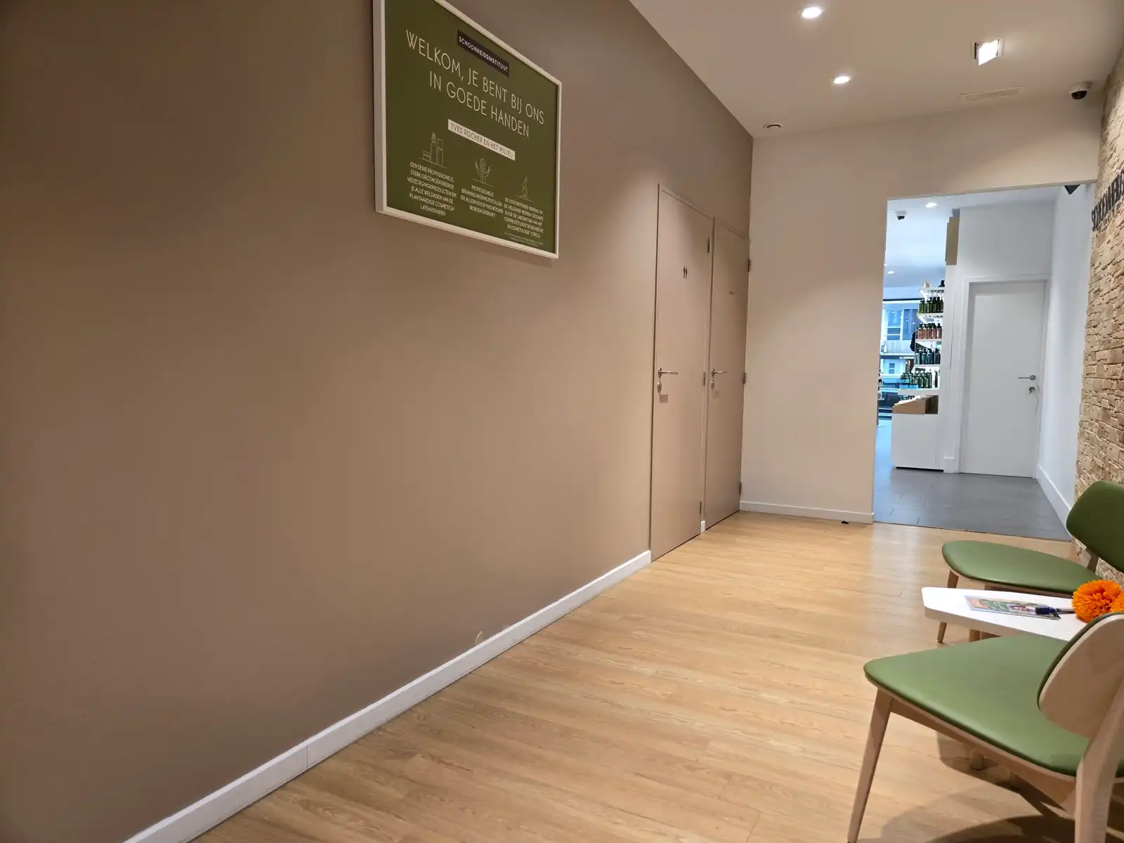 Commercieel pand met hoge vitrine in Mortsel foto 4