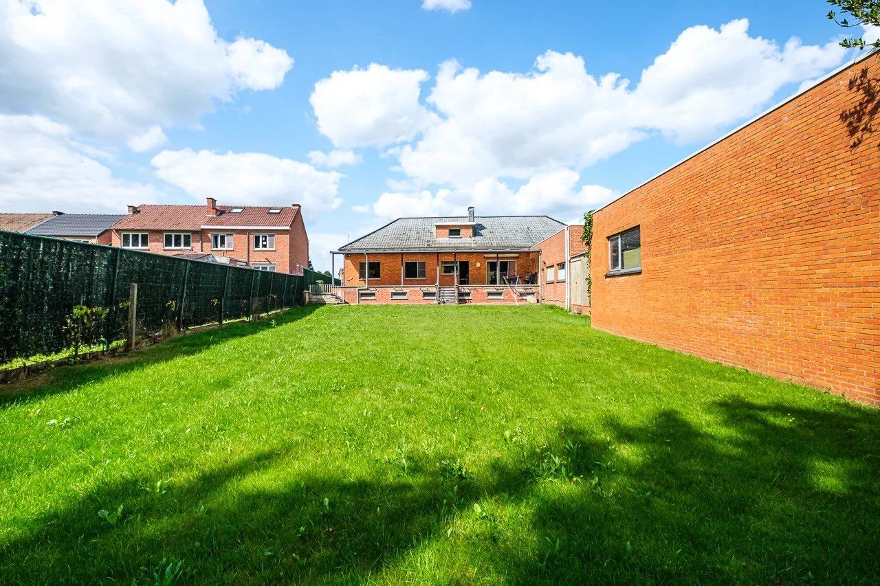 Ruime, op te knappen villa met handelsruimte foto 34