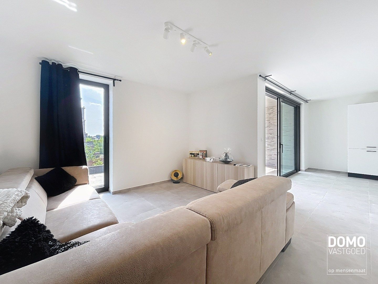 NIEUWBOUWAPPARTEMENT MET 2 SLAAPKAMERS, RUIM TERRAS, ONDERGRONDSE AUTOSTANDPLAATS EN KELDERBERGING IN MAASMECHELEN foto {{pictureIndex}}