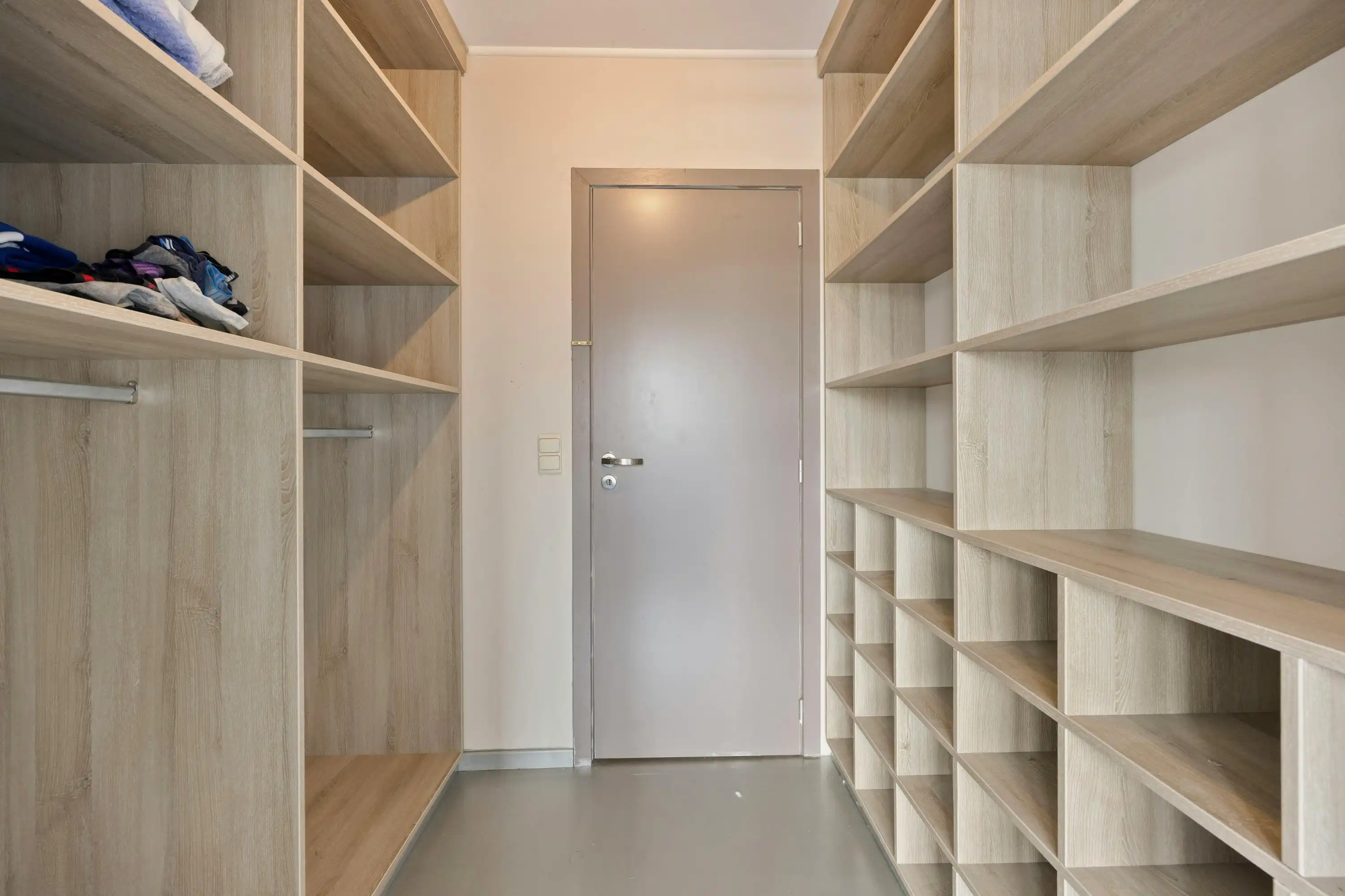 Handelsgelijkvloers met appartement op de markt in Ternat foto 16