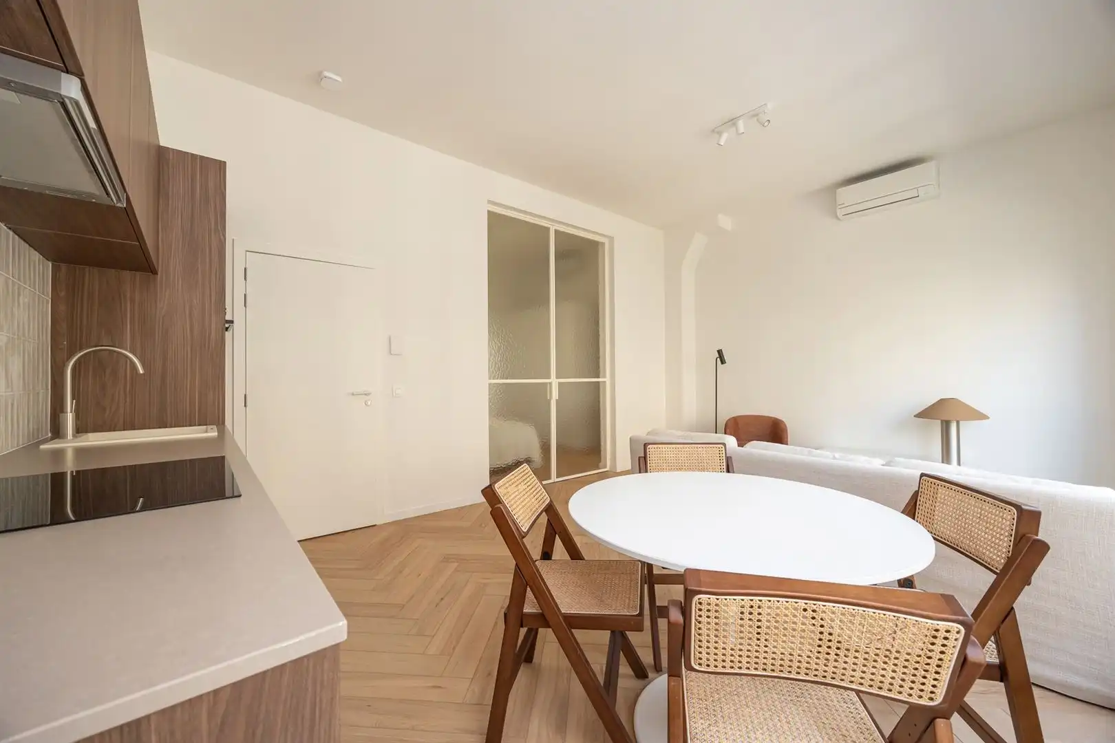 Gerenoveerd en een bemeubeld appartement met 1 slaapkamer.  foto 4