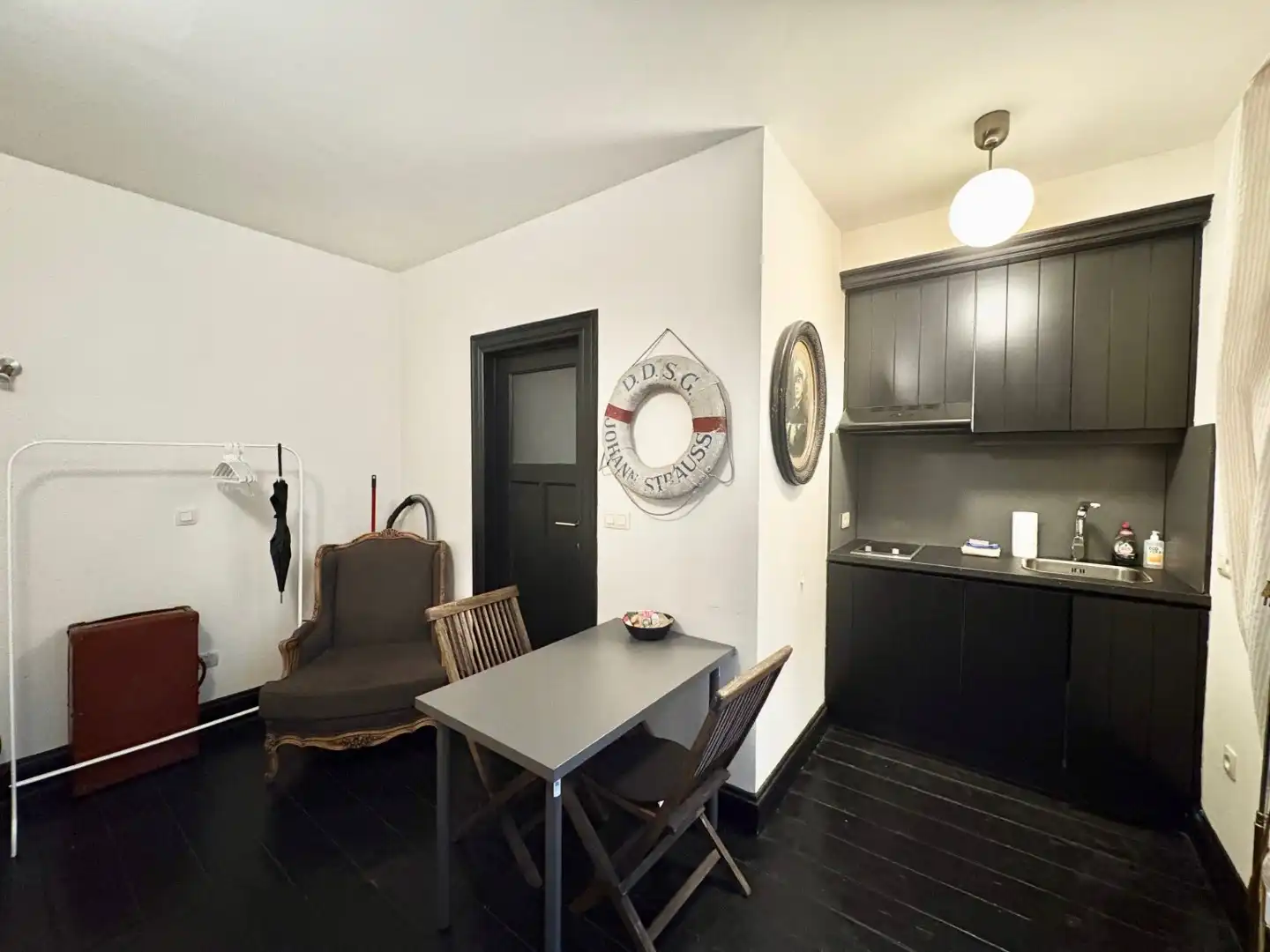 Gemeubelde instapklare studio op eerste verdieping in Antwerpen-Zuid foto 3