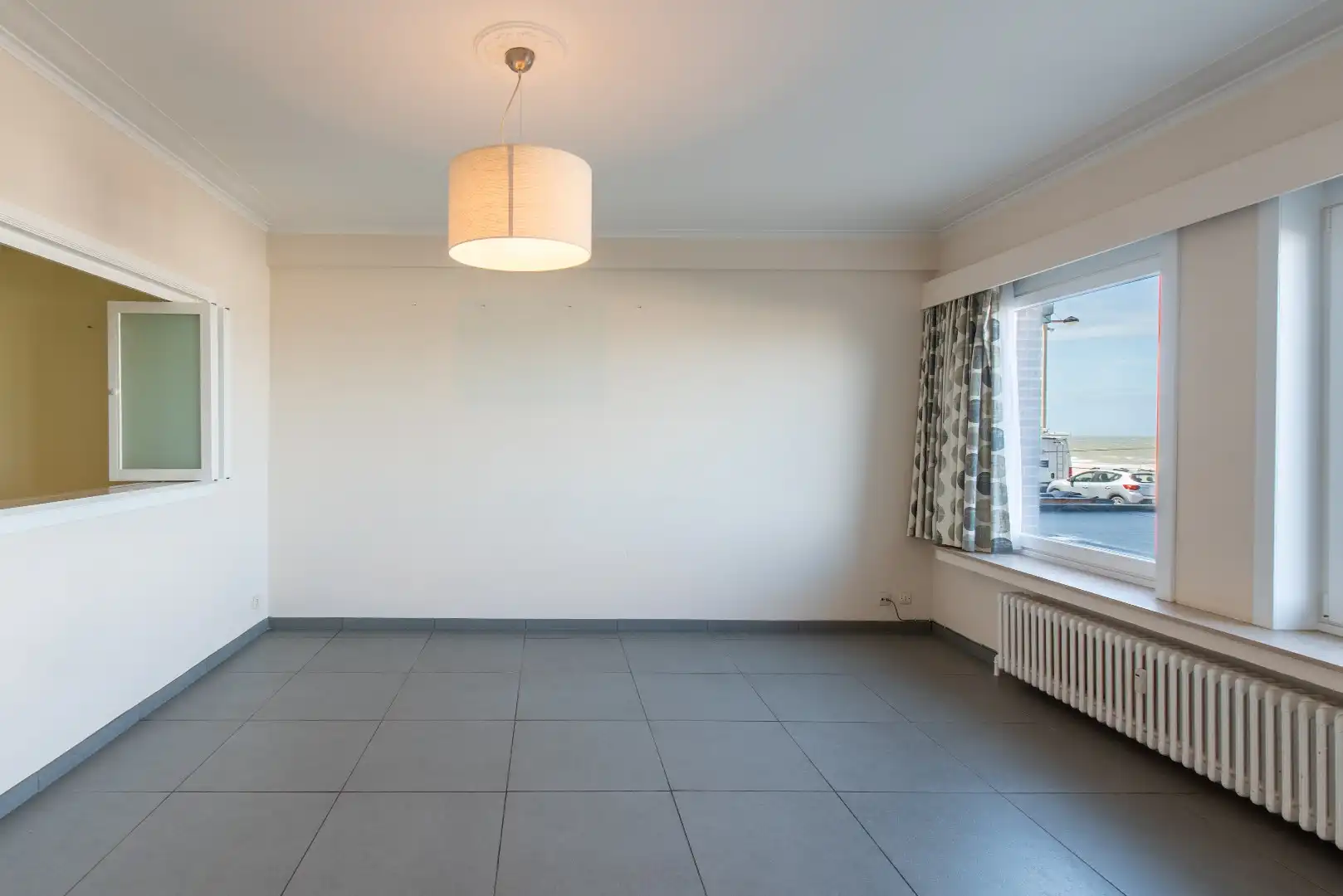 Instapklaar appartement op het gelijkvloers met prachtig zicht op zee. Gelegen aan de Zeedijk, op een toplocatie aan het strand. foto 2