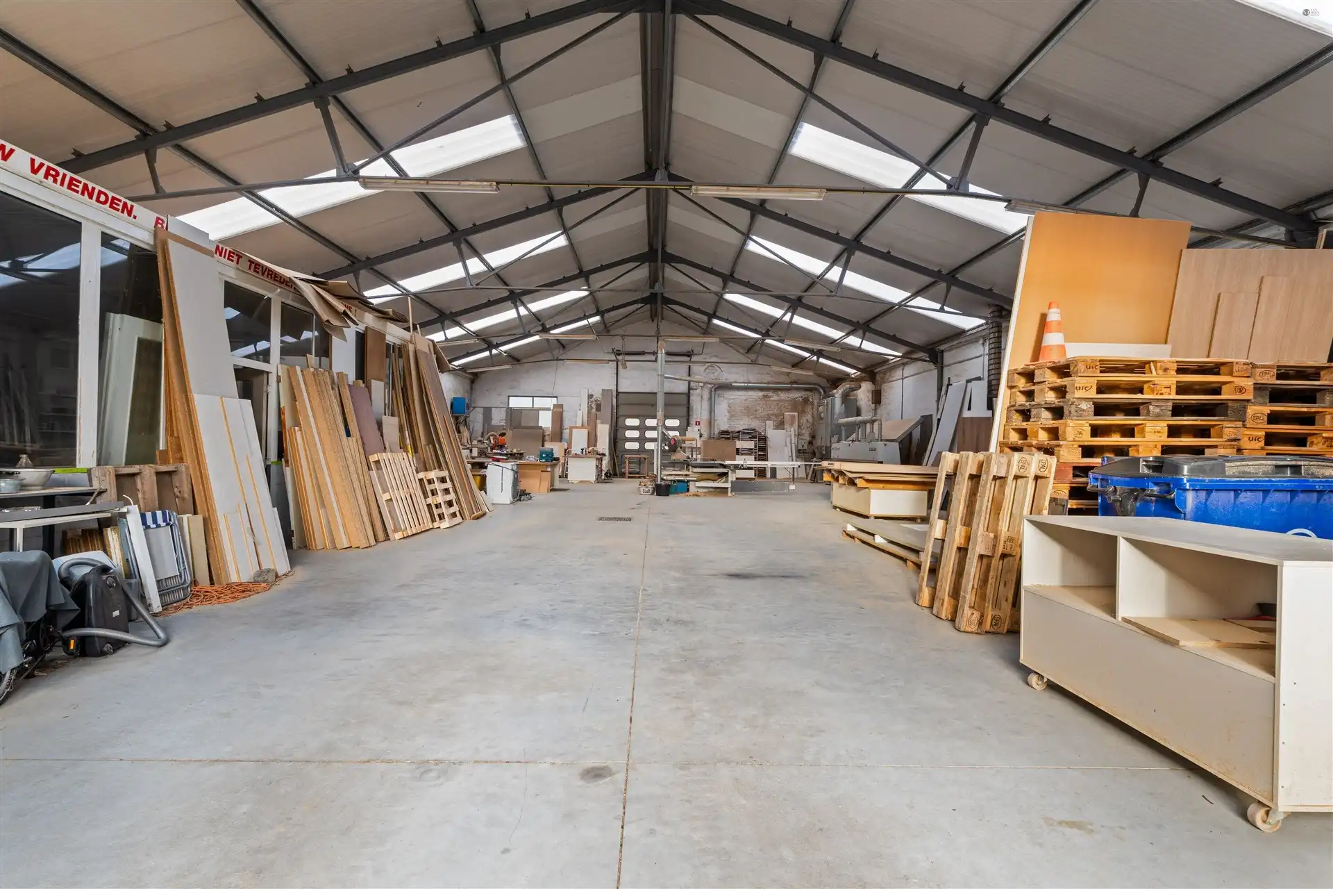 Ruim magazijn + showroom van samen 653m² groot foto 3
