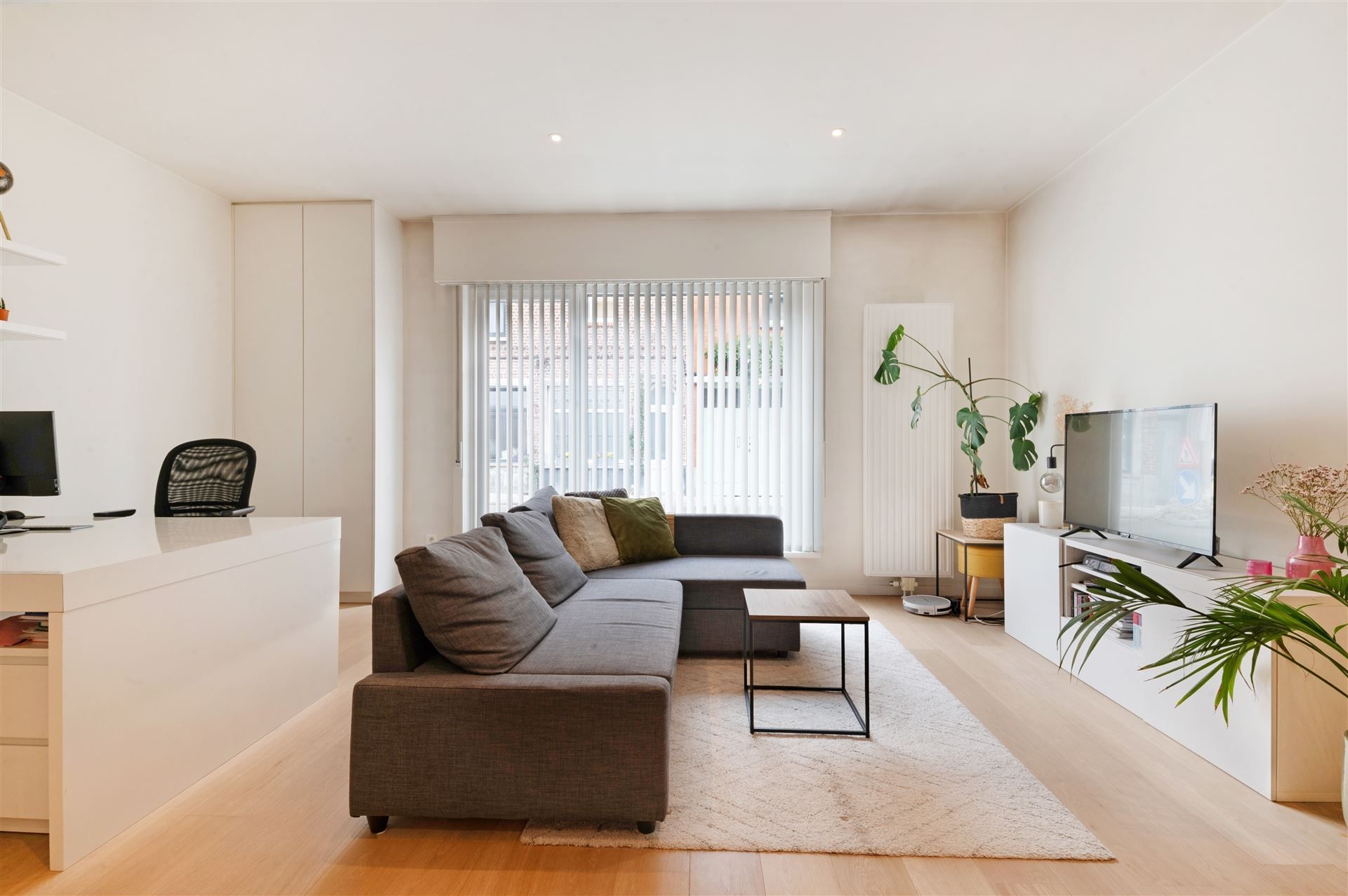 Kwalitatief gerenoveerd gelijkvloers appartement in Drongen! foto {{pictureIndex}}