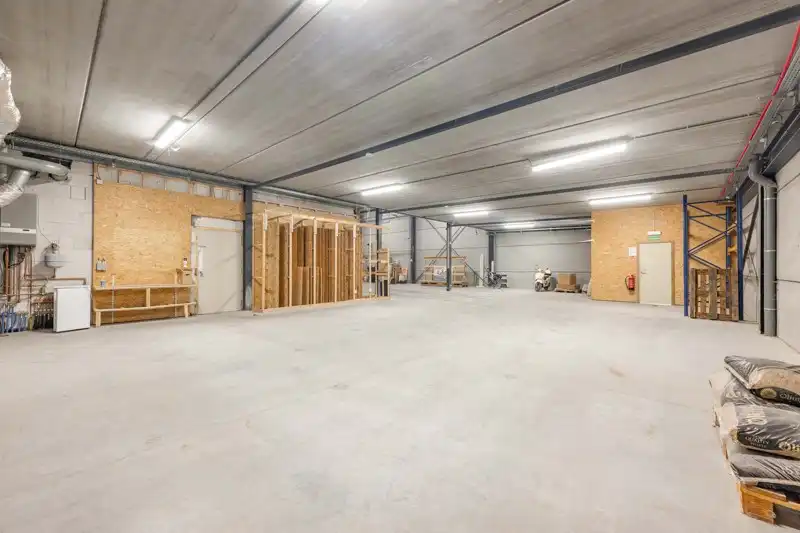 Ruime loods met kantoorruimte aan de Oeselgemstraat te huur in Wakken – perfect voor uw bedrijfsactiviteiten! ✨ foto 9