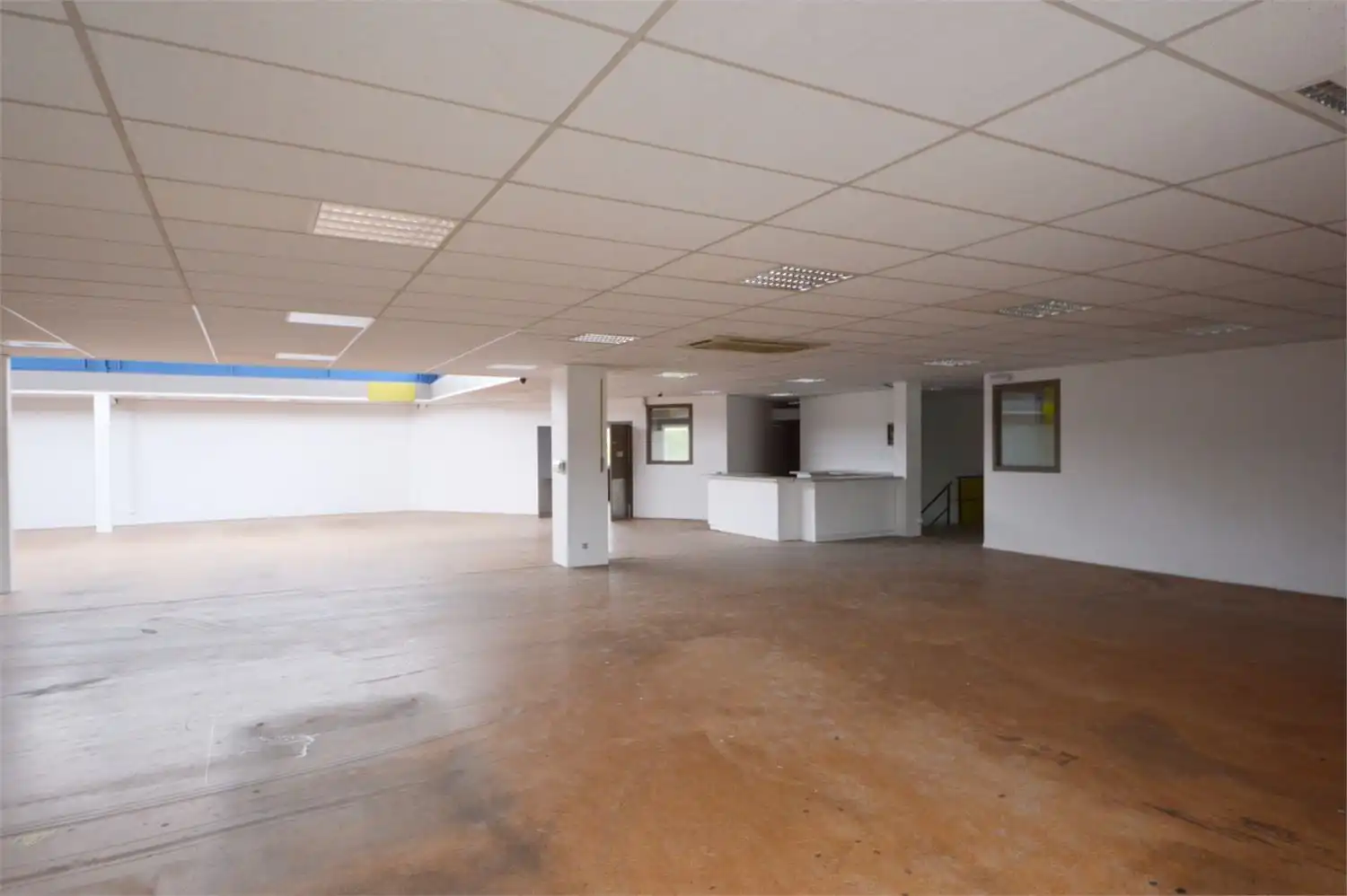 ** IN OPTIE ** COMMERCIEEL GEBOUW BAANLOCATIE MET PARKING NABIJ MCDONALDS foto 20