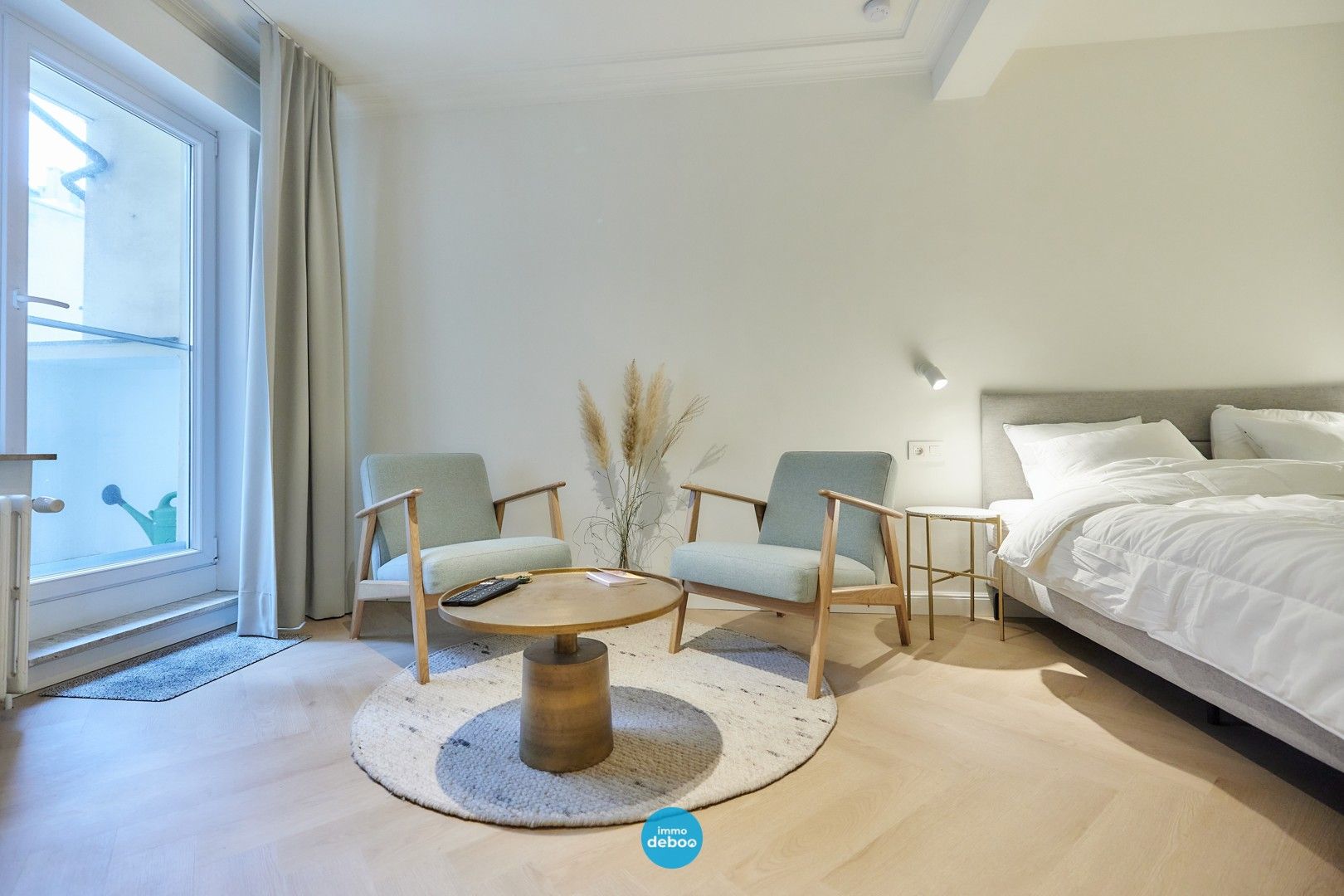 Ruime gerenoveerde studio met zonneterras op de zeedijk van Oostende foto 2