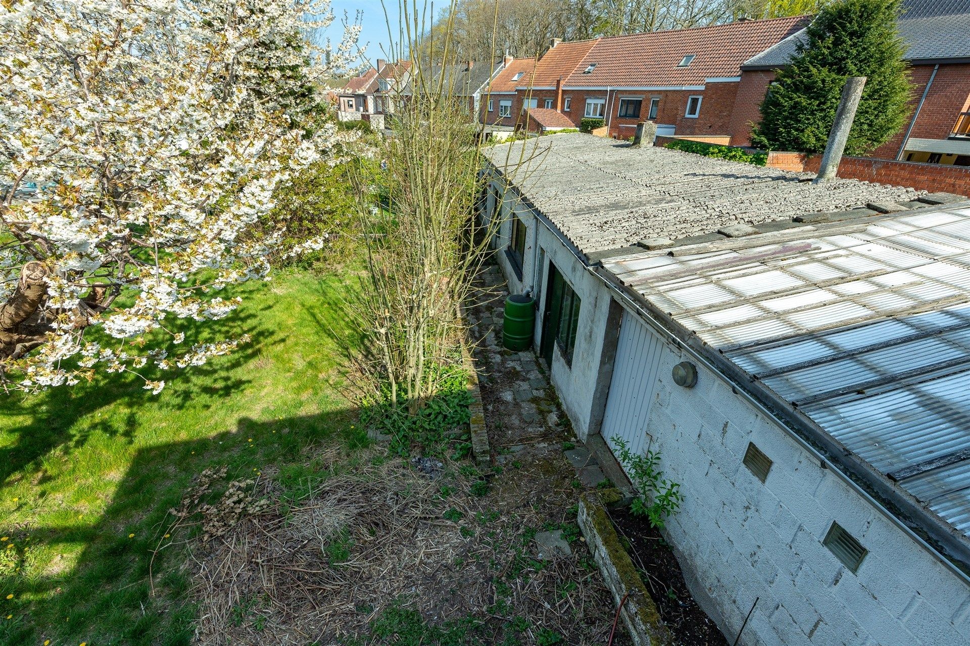 centraal gelegen renovatiewoning met grote tuin en verder potentieel foto 10
