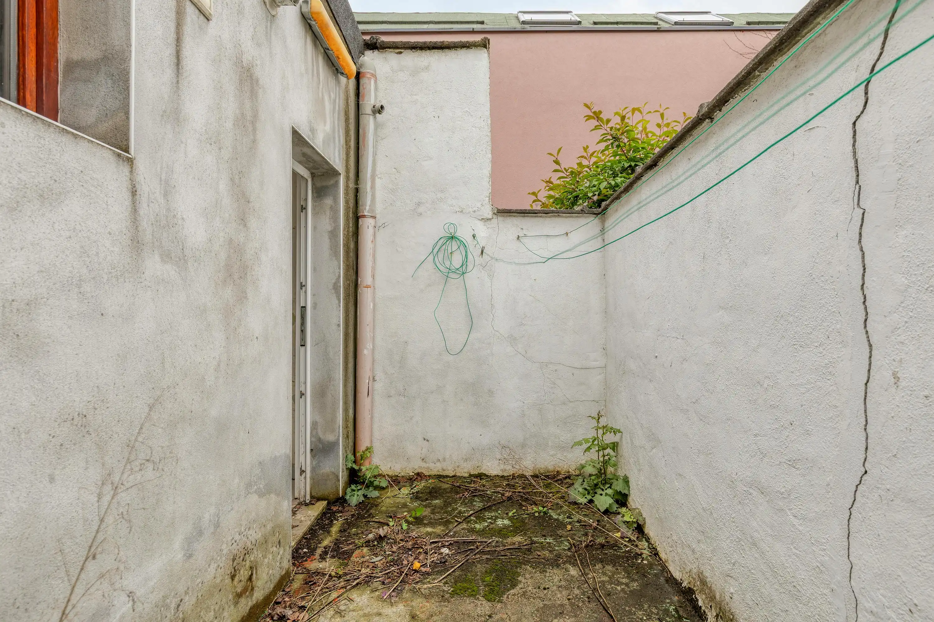 Op te frissen huis met 4 slaapkamers te koop in Borgerhout! foto 24