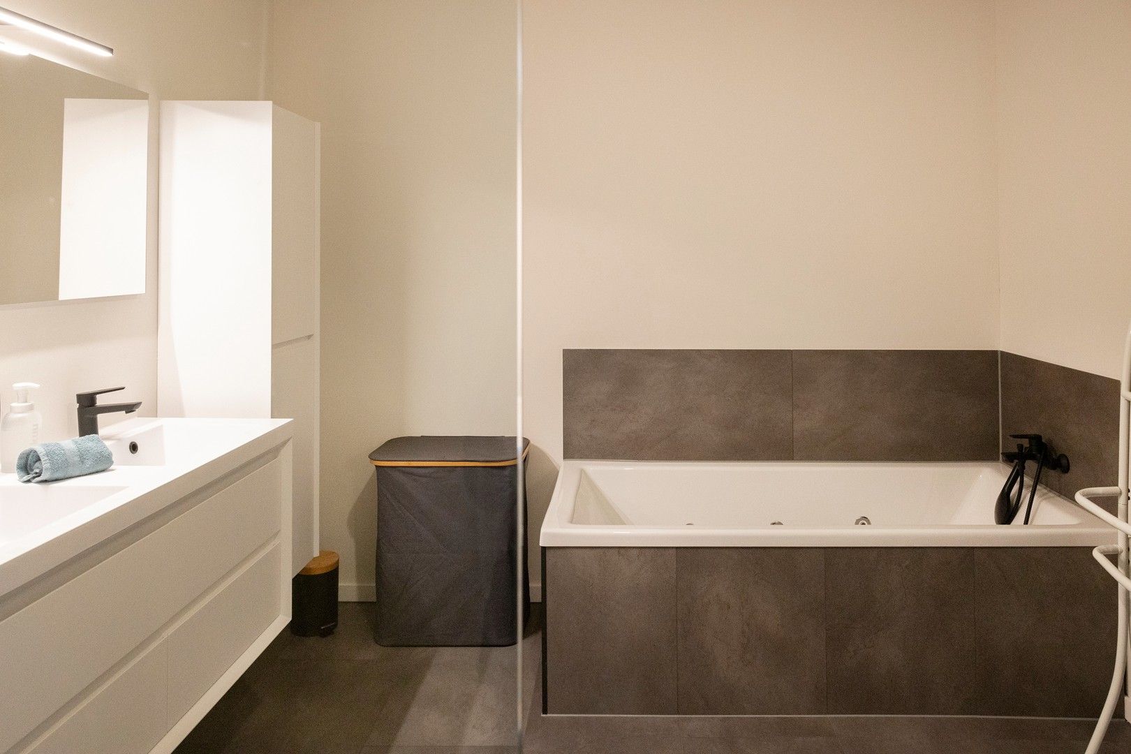Zeer recente woning met 4 slaapkamers, tuin en garage. foto 11