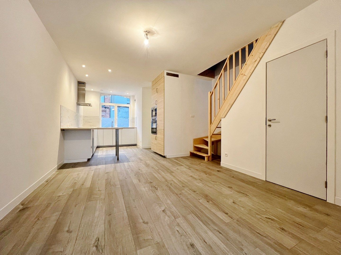 Vernieuwde energiezuinige rijwoning met zonnige stadstuin op centrale ligging.  foto 6