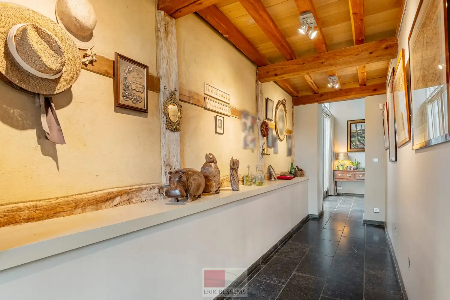 Een zeer karaktervol woonerf van maar liefst 3996 m² met bijzondere uitstraling, bestaande uit een prachtige hoofdwoning (voormalige schuur en stallen) en een charmant vakwerkhuis. foto 6