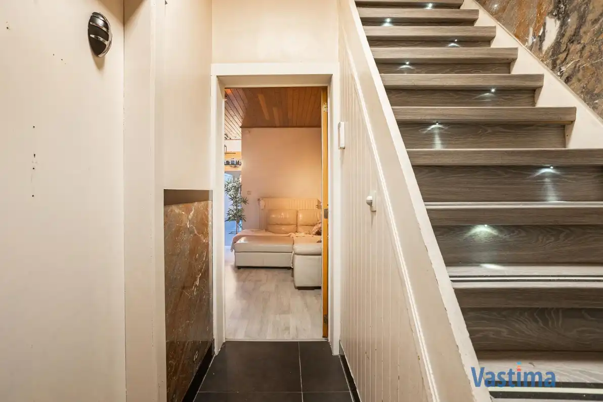 Stadswoning met zonnepanelen en tuin foto 12