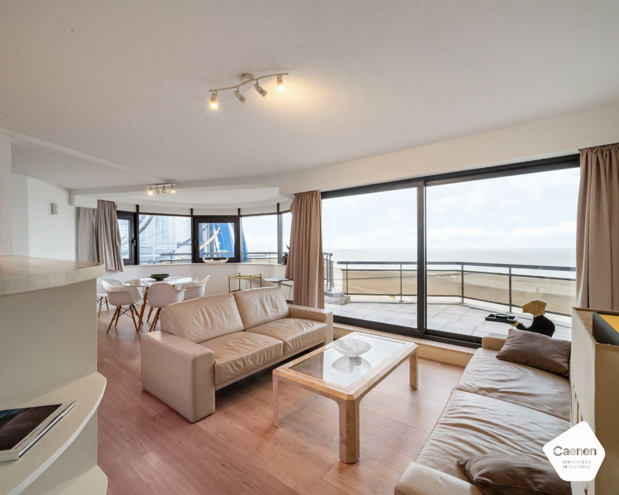 Hoofdfoto van de publicatie: Gerenoveerd twee slaapkamer appartement met zowel frontaal zeezicht als zicht op het hinterland