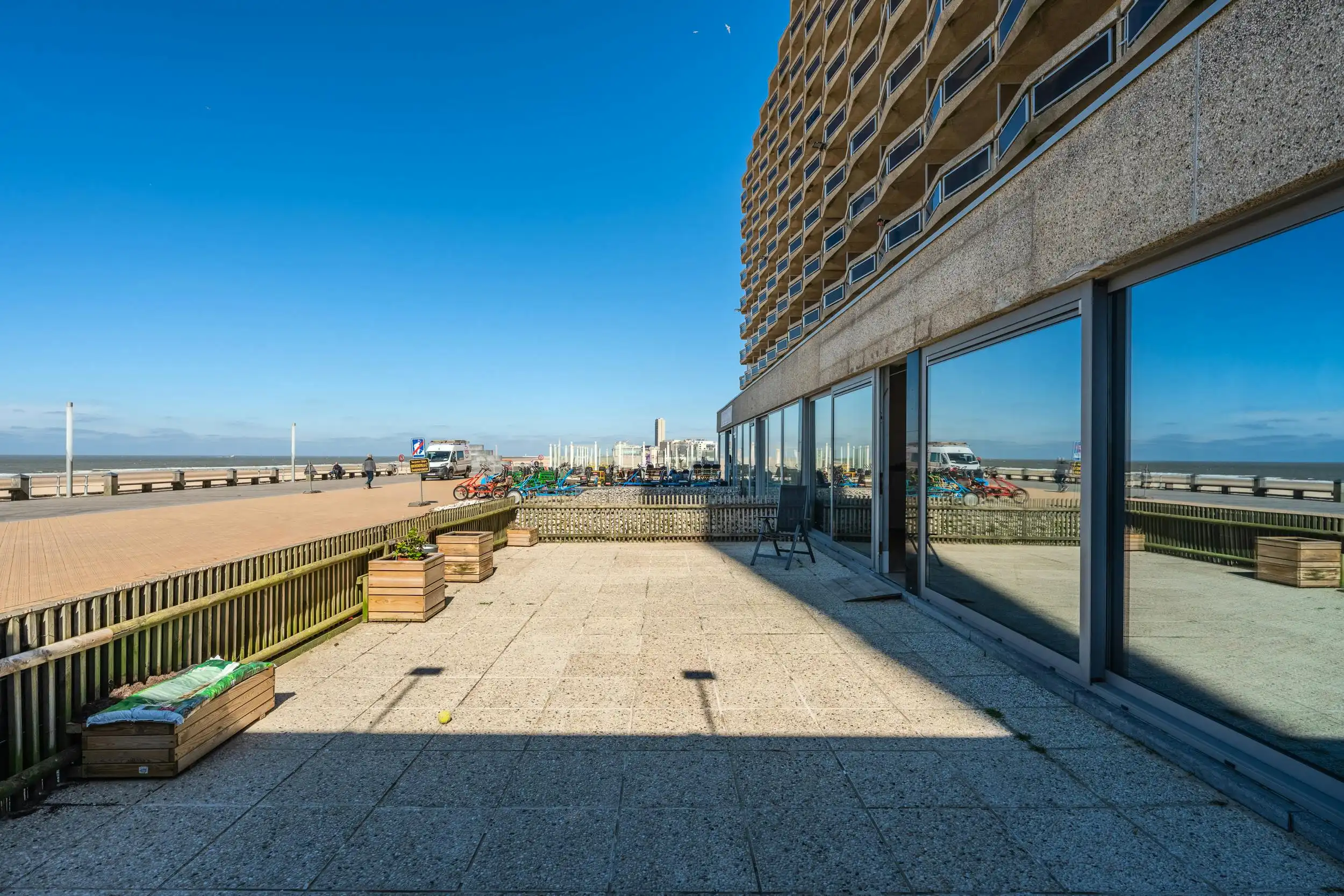 Gelijkvloers appartement (165m²) met zeezicht te Oostende foto {{pictureIndex}}